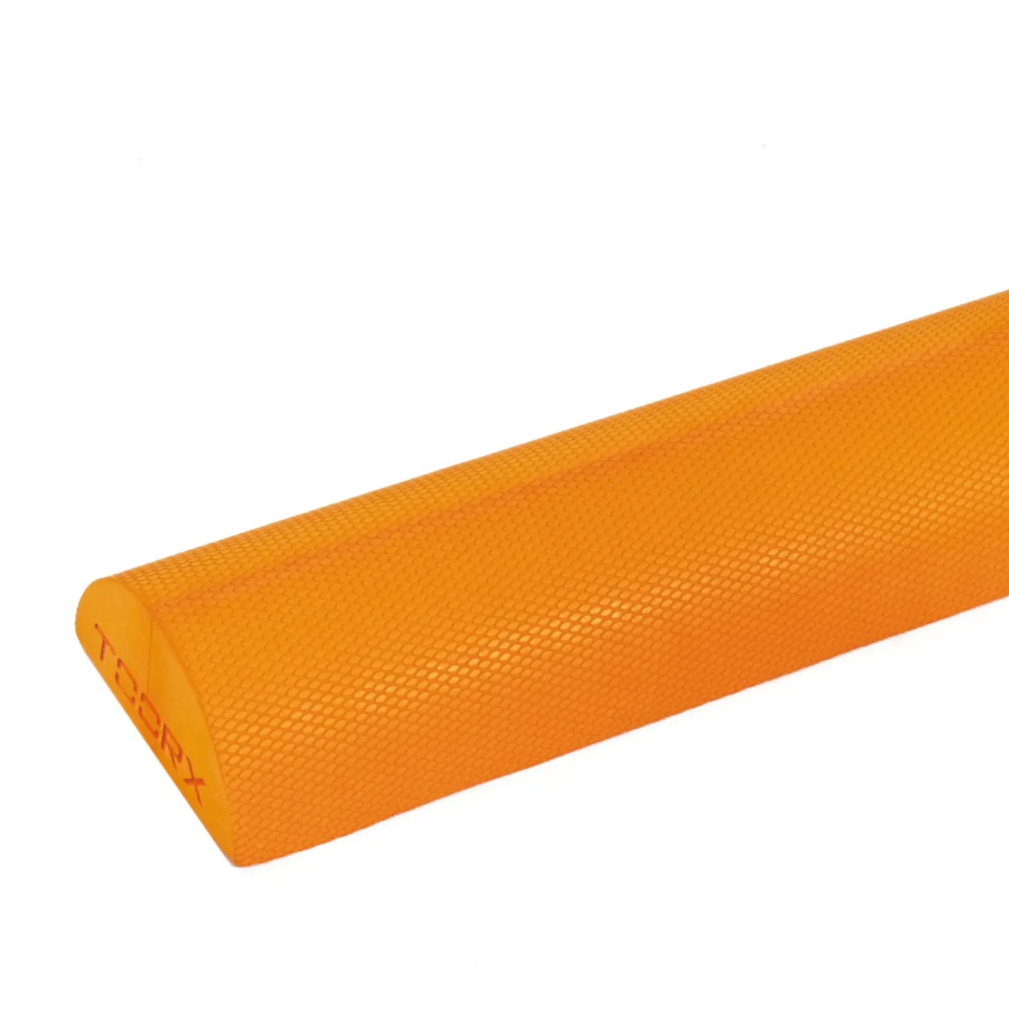 Oranje foamroller op witte achtergrond.