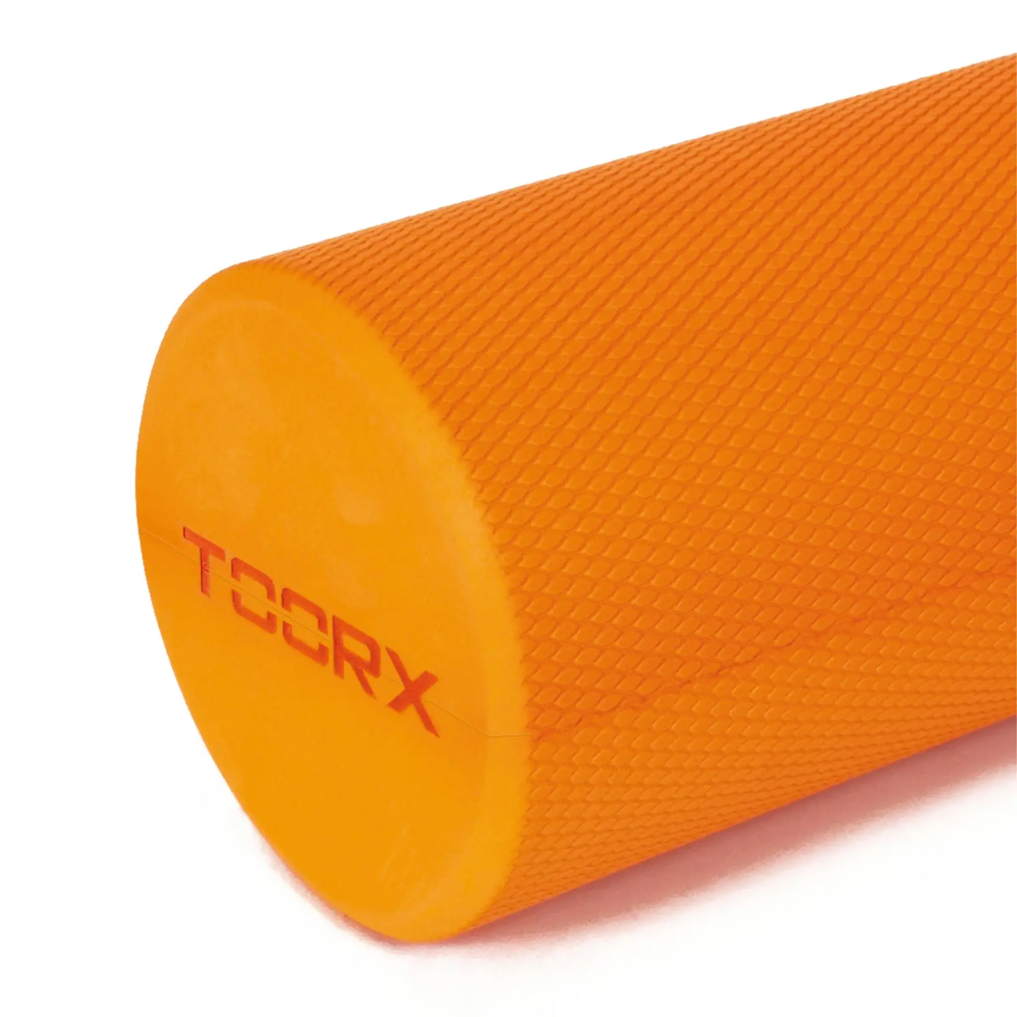 Een oranje foamroller met de tekst 'TOORX' in het rood aan het uiteinde.