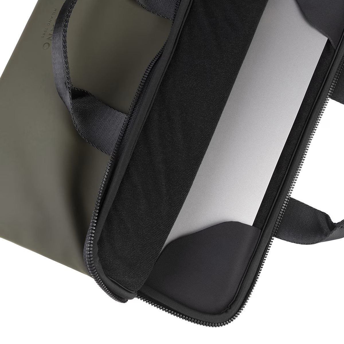 Un portátil dentro de una funda verde oscuro, con cremallera y asa negras. Fondo blanco.