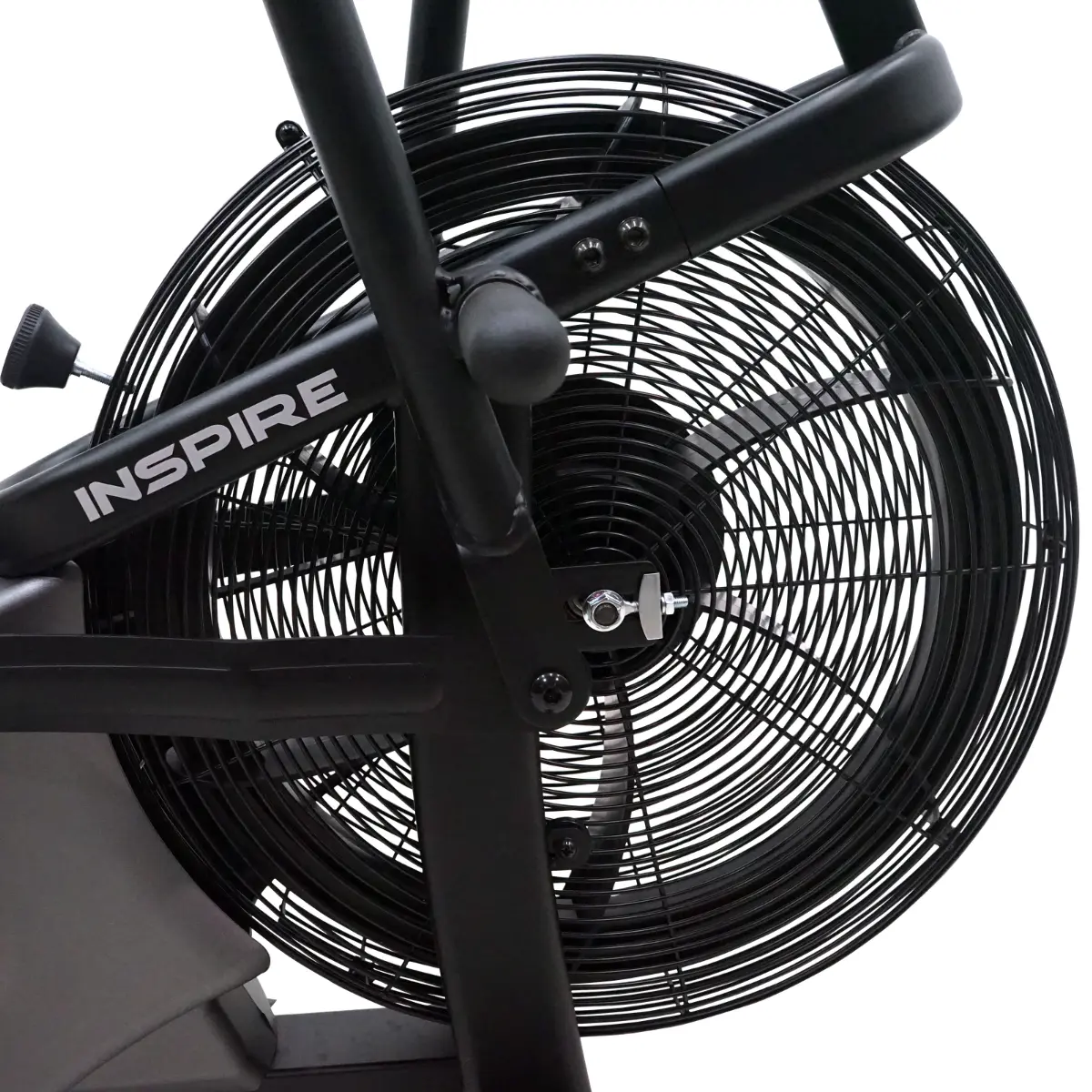 Zwarte ventilator op een Inspire hometrainer, met de merknaam.