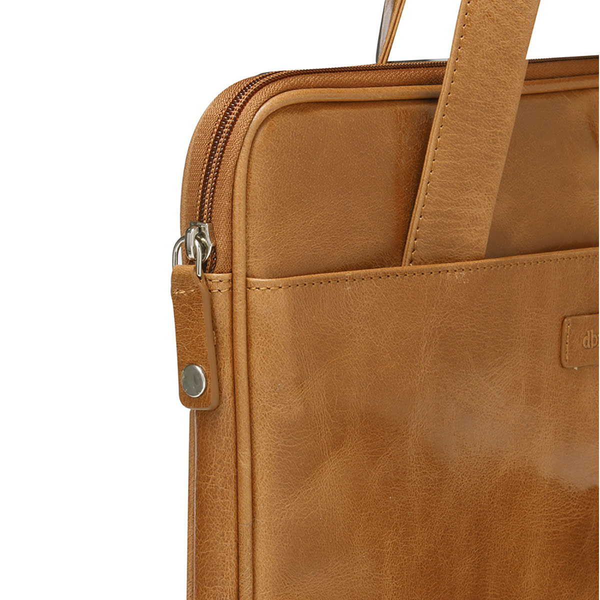Borsa per laptop in pelle marrone con zip e manico. La borsa è marrone, su sfondo bianco.