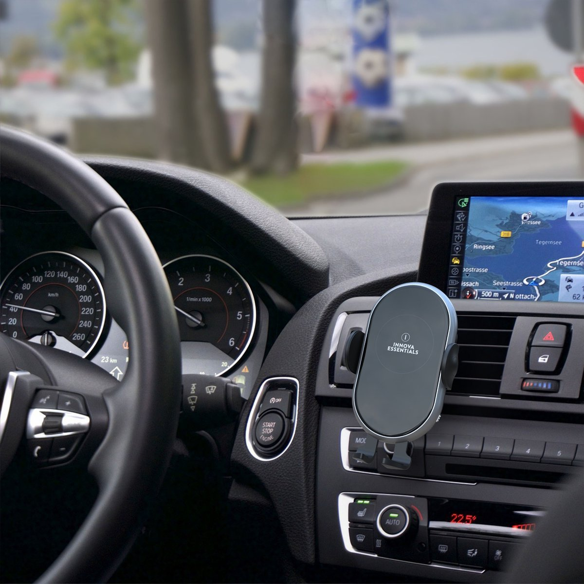 Autointerieur mit Telefonhalter auf dem Armaturenbrett, Navigations-App.