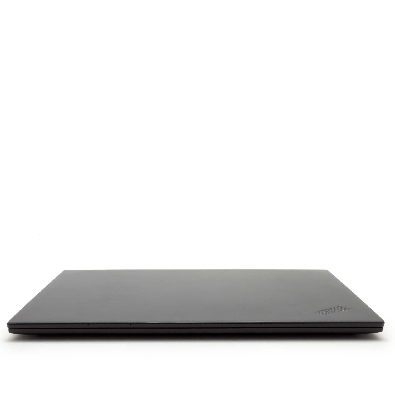 Schwarzer Laptop auf weißer Oberfläche geschlossen. Der Laptop ist das Hauptobjekt.