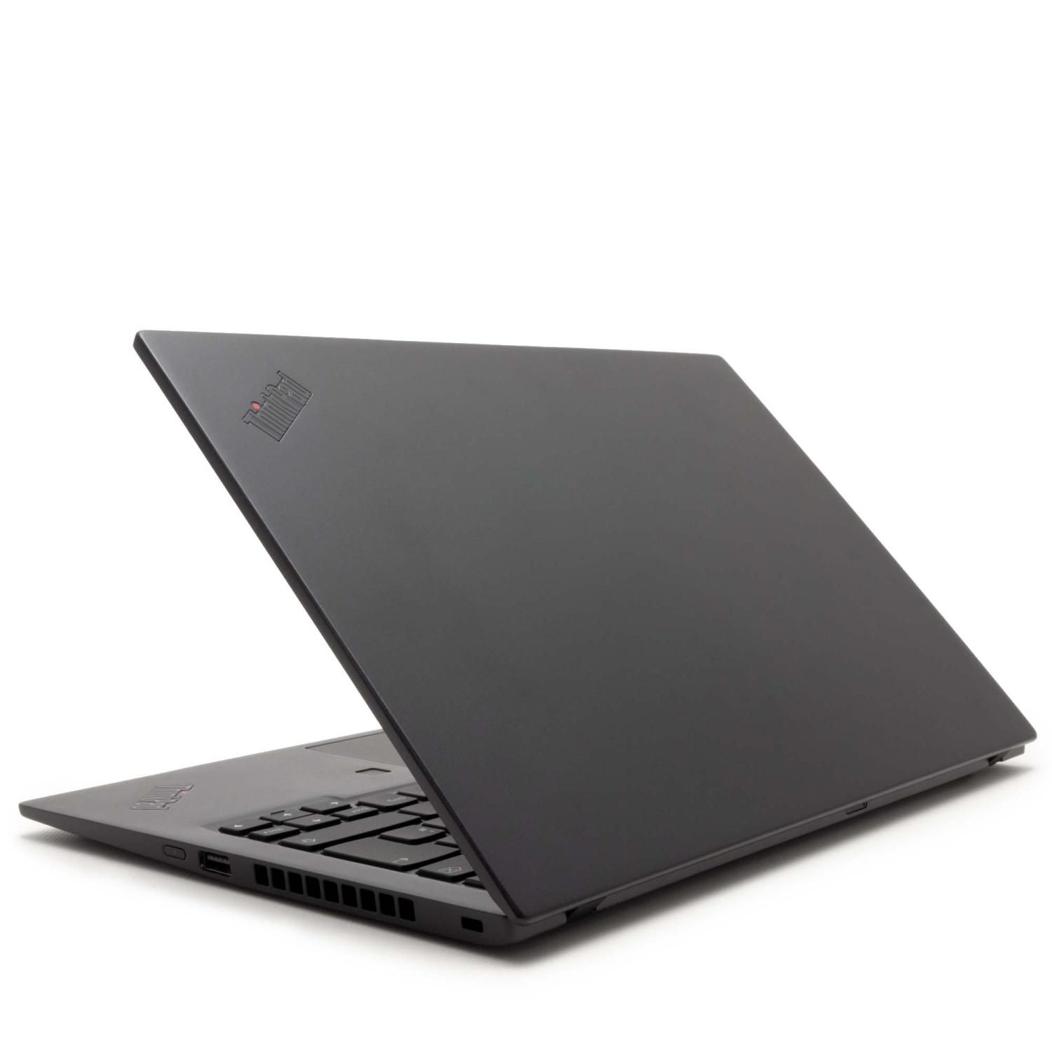 Ein schwarzes ThinkPad-Laptop, geschlossen und abgewinkelt, mit ThinkPad-Logo.