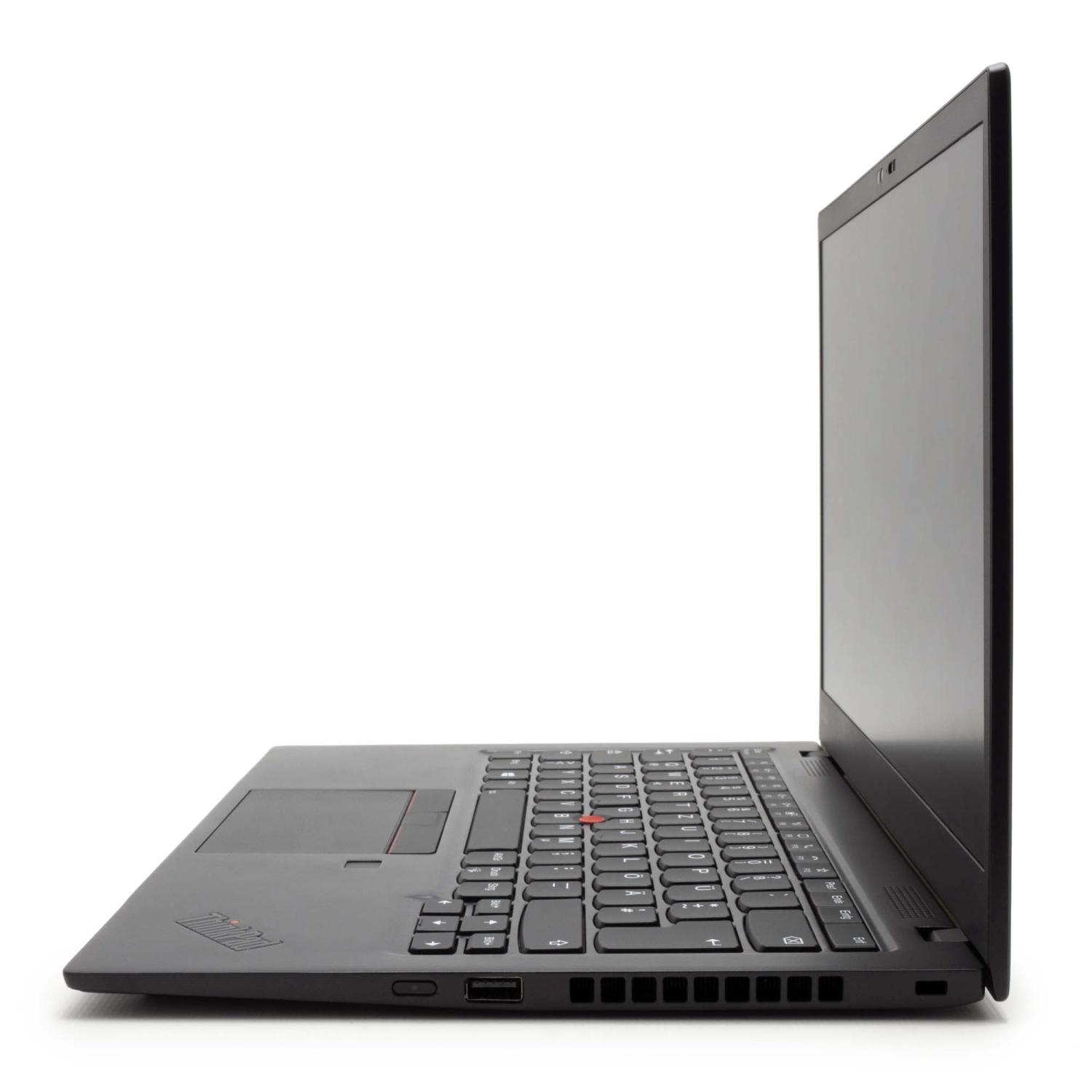 Schwarzer Laptop, Seitenansicht, geöffnet auf weißem Hintergrund.