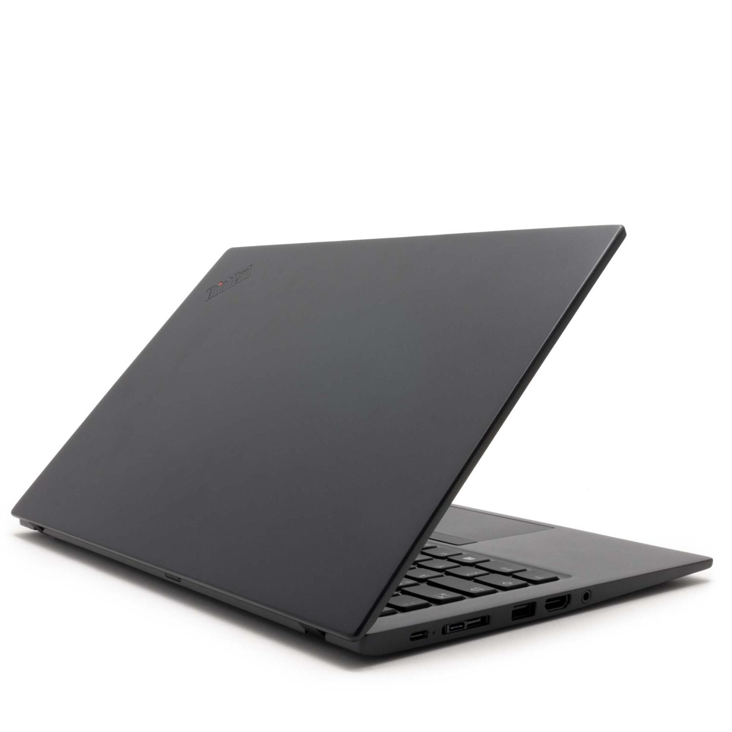 Schwarzer Laptop, geschlossen, abgewinkelt, auf weißem Hintergrund.