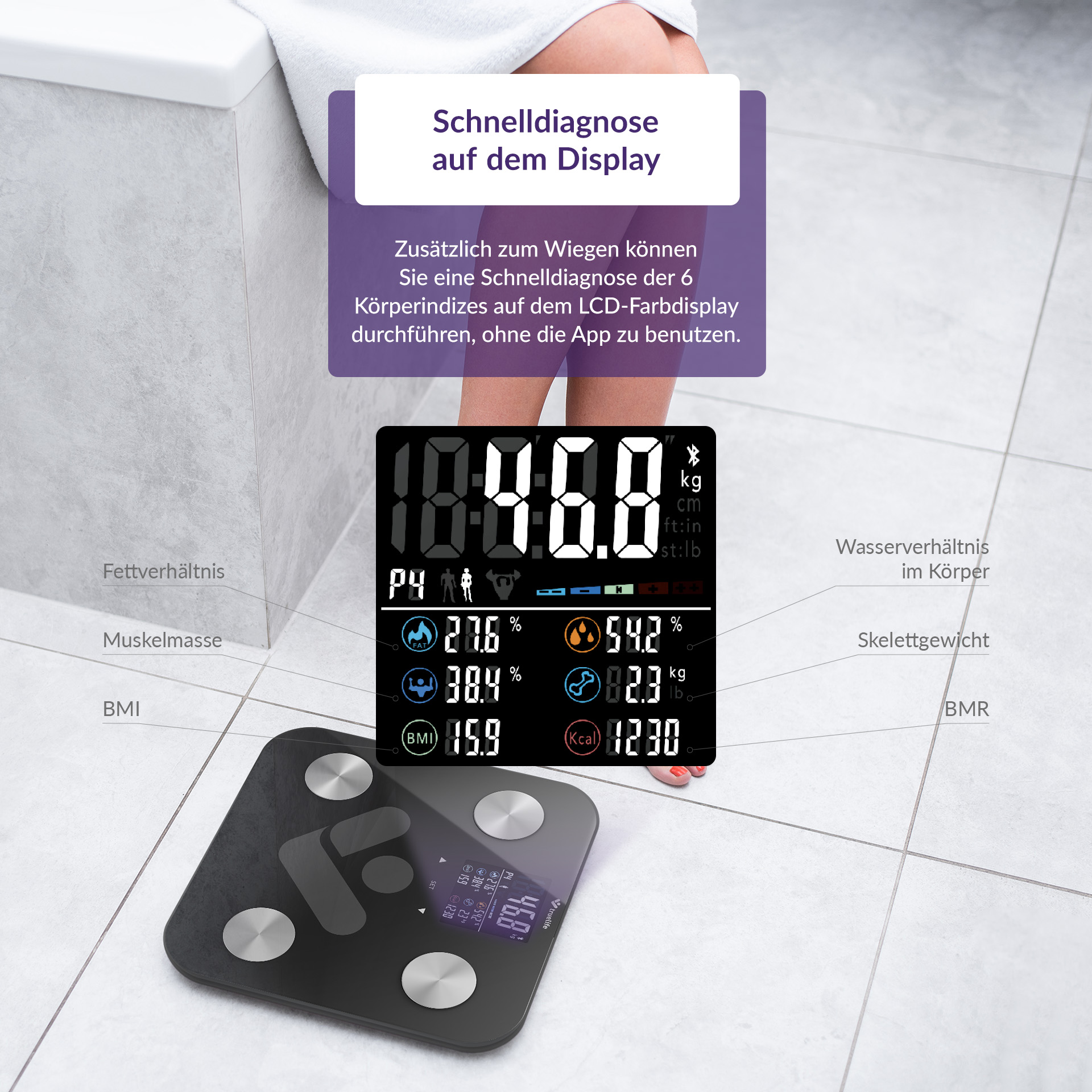 Eine digitale Körperwaage mit Gewicht, BMI und Körperfettanteil, im Hintergrund Beine einer Frau.