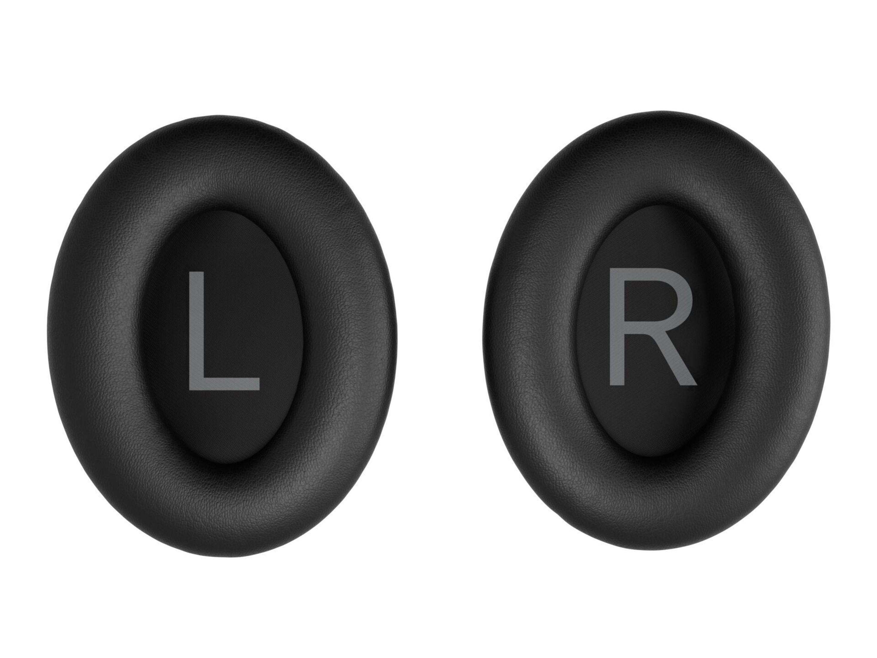 Dwie czarne nauszniki do słuchawek, oznaczone L i R.