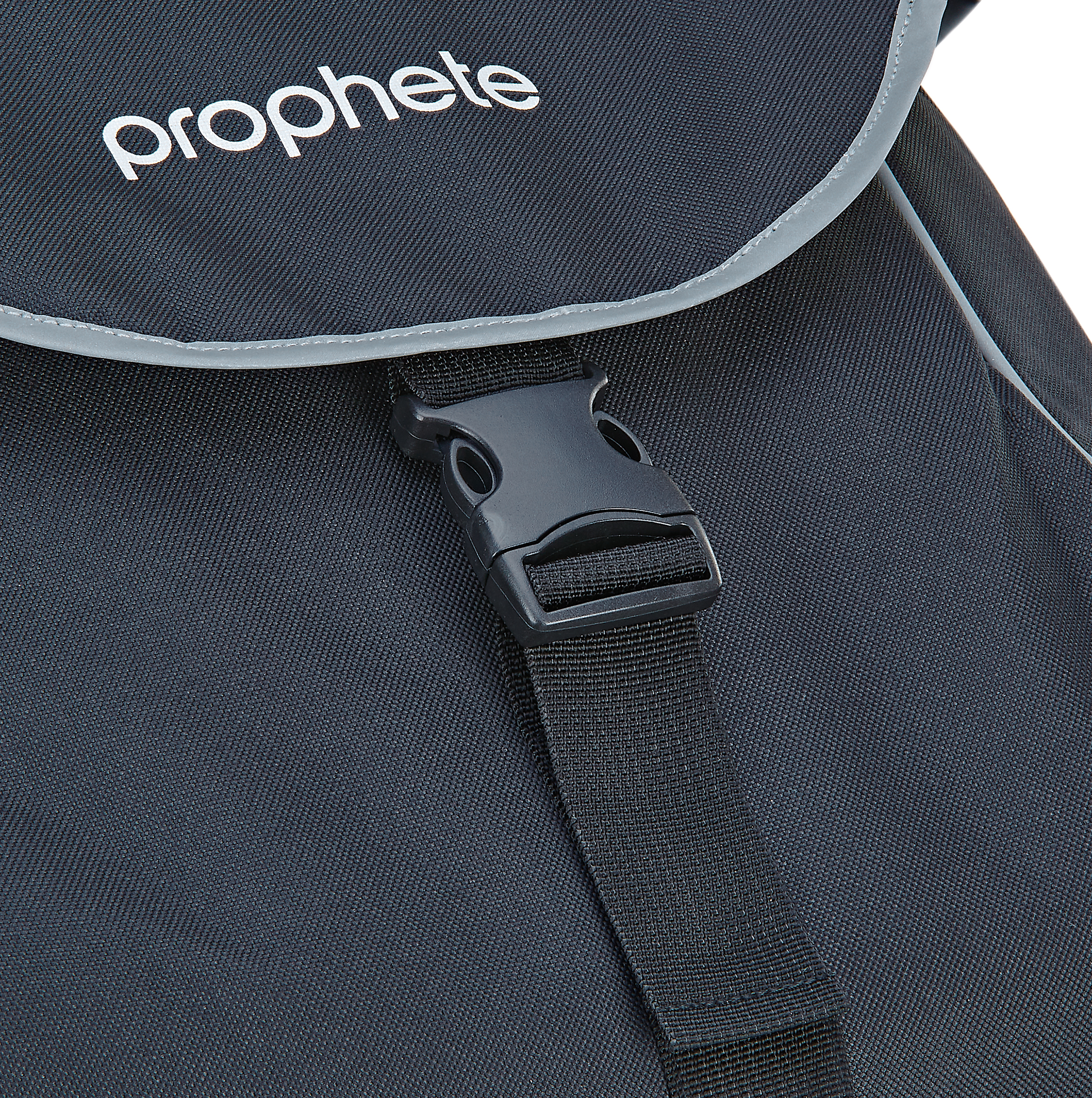 Nahaufnahme einer schwarzen Tasche mit Schnalle, das Wort 'prophete' ist sichtbar.