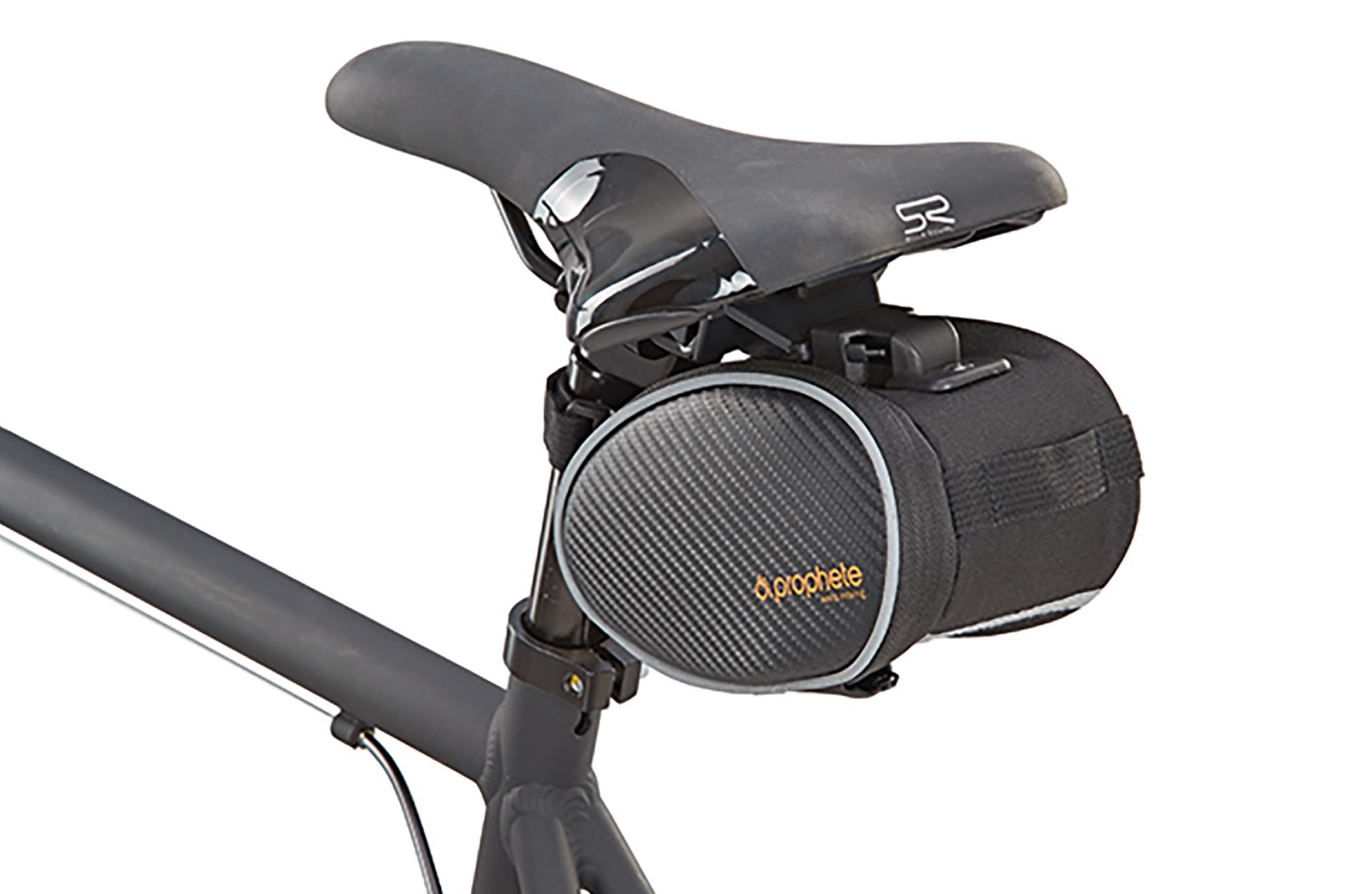 Ein schwarzer Fahrradsattel mit einer kleinen schwarzen Satteltasche, auf weißem Hintergrund.