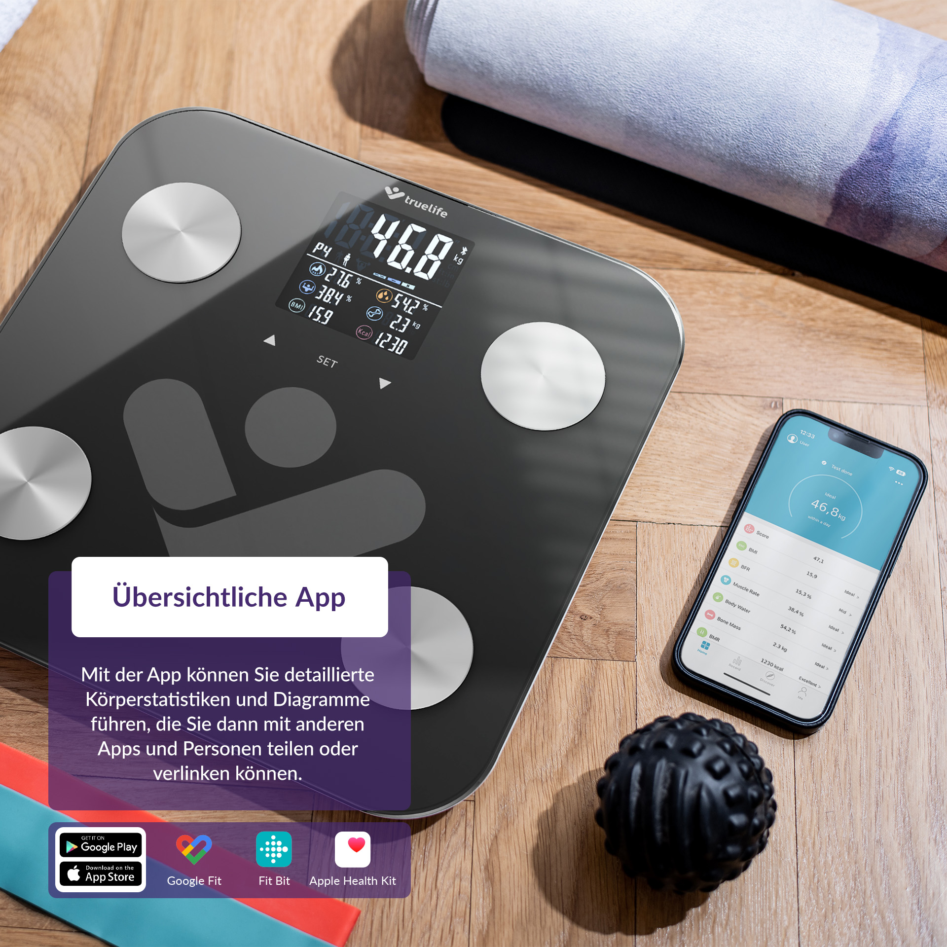 Schwarze Digitalwaage mit einem Telefon, das Körperdaten auf einem Holzboden anzeigt.