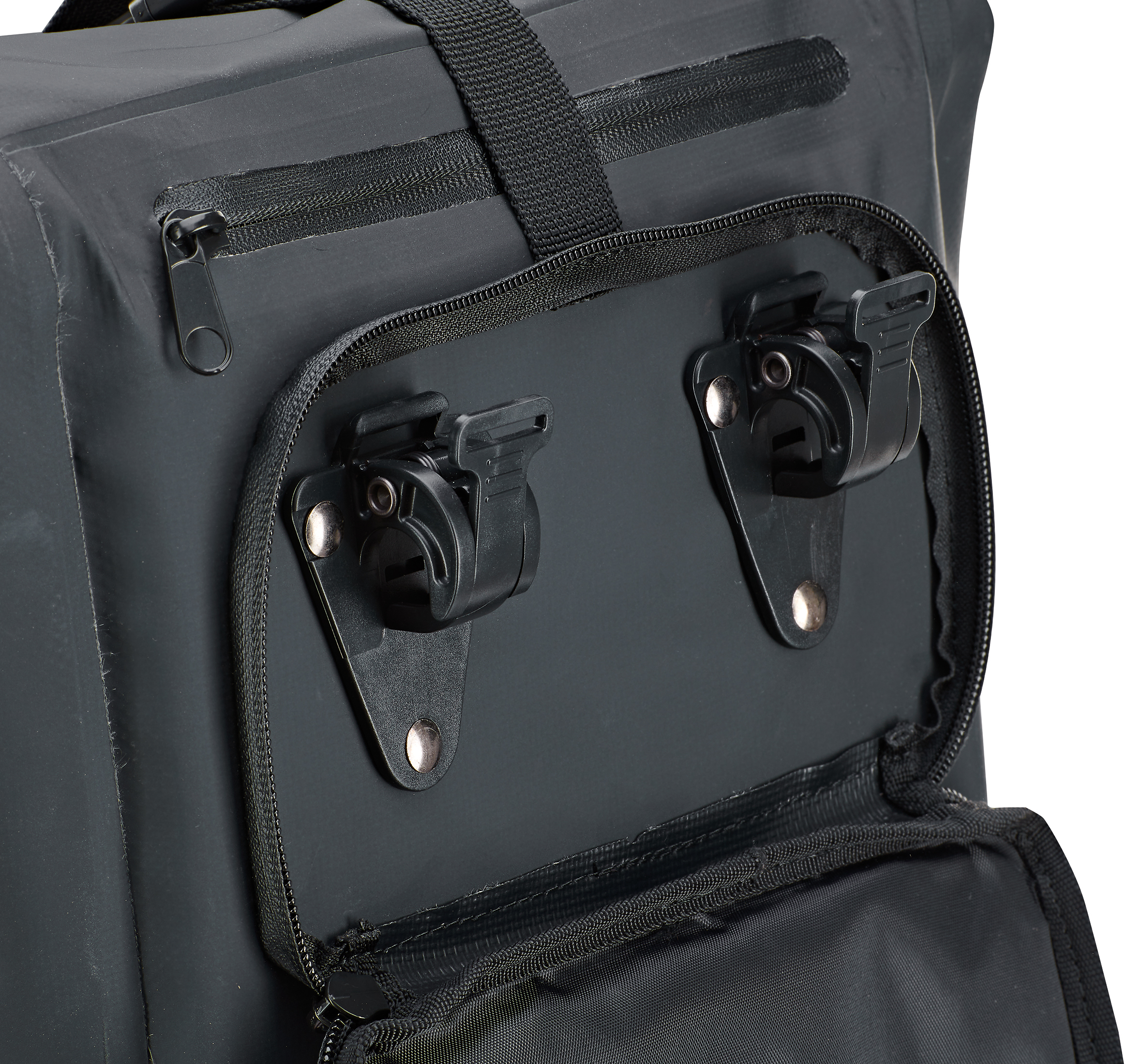 Nahaufnahme einer schwarzen, wasserdichten Tasche. Die Verschlüsse und der Reißverschluss sind sichtbar.