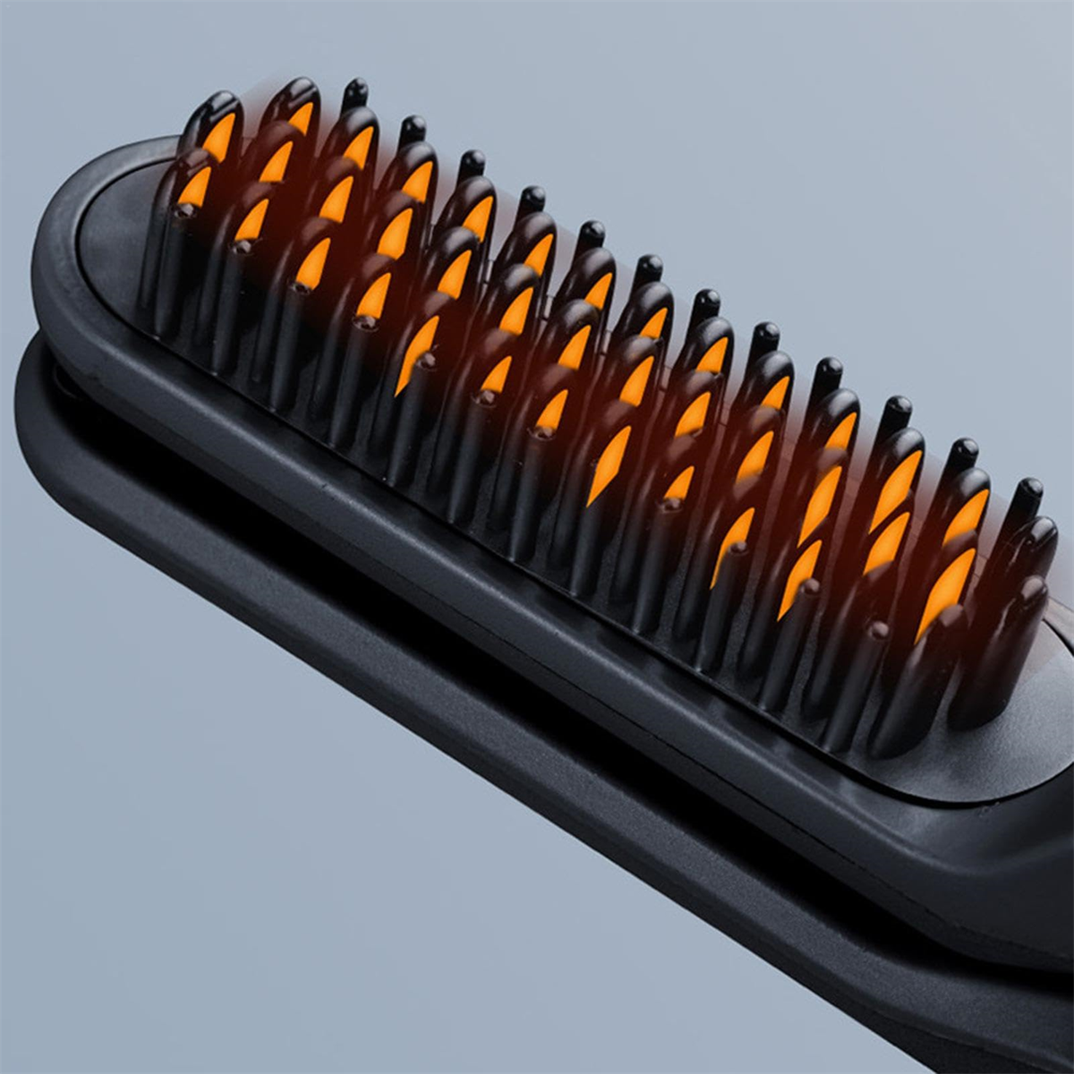 Schwarzer Haarglätter mit orangefarbenen Heizelementen.