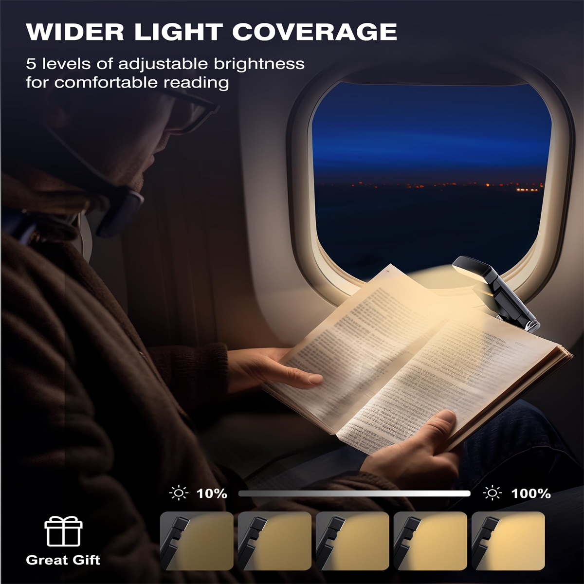 Person liest ein Buch mit angebrachter Buchlampe, Flugzeugfenster im Hintergrund.
