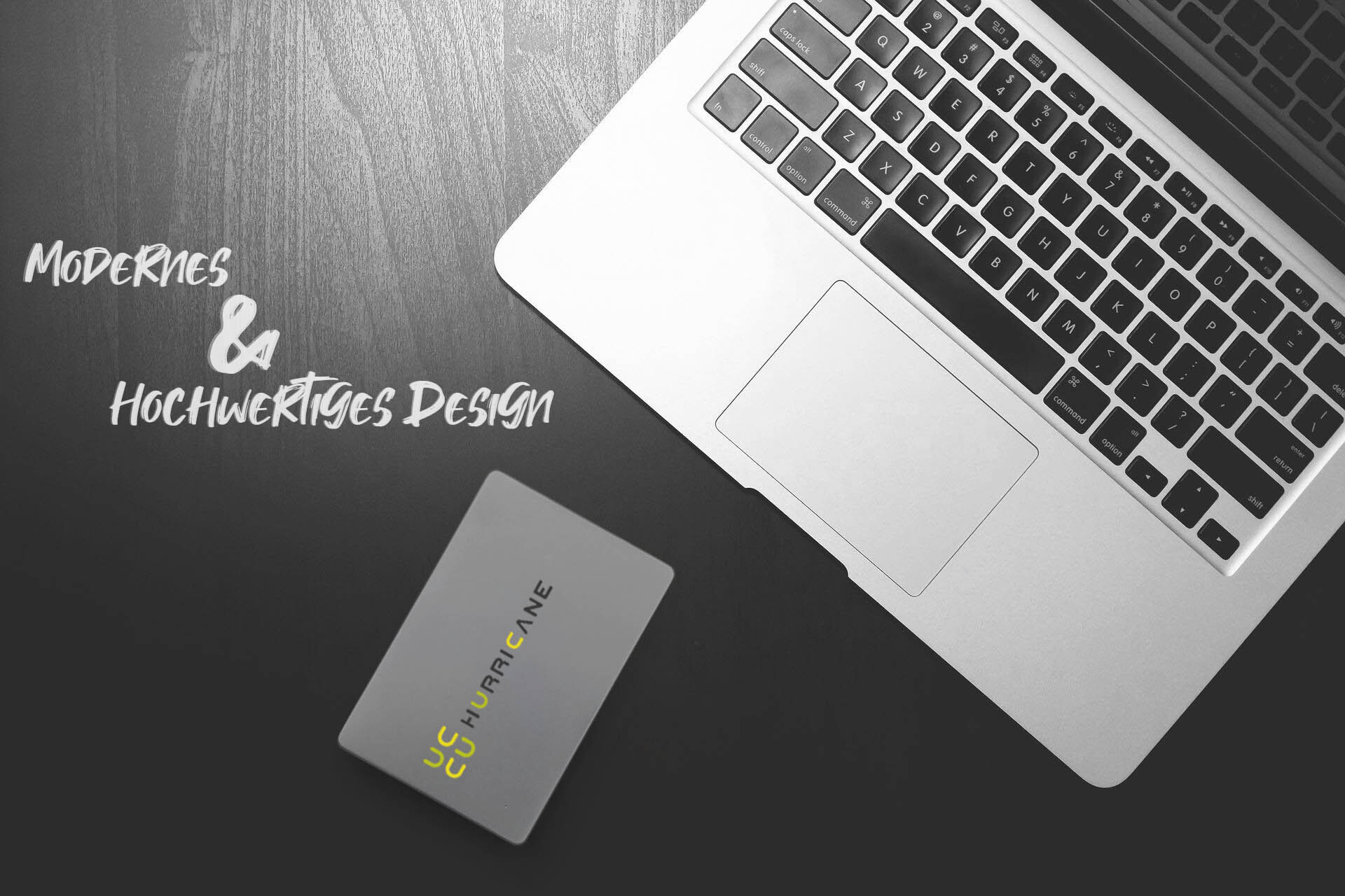 Laptop mit Tastatur und grauer Karte. Text: Modernes & hochwertiges Design.