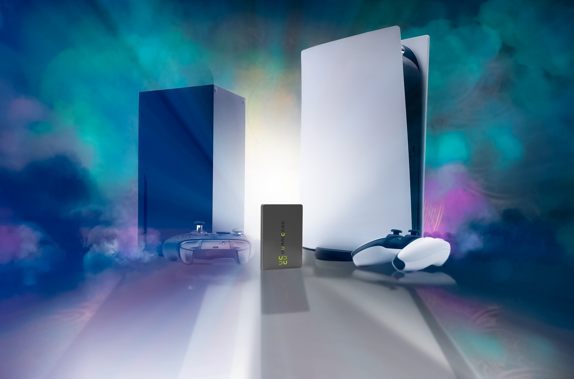 Ein Gaming-Setup mit einer PS5, einem schwarzen Controller und einer kleinen schwarzen Box. Der Hintergrund hat bunten Rauch.
