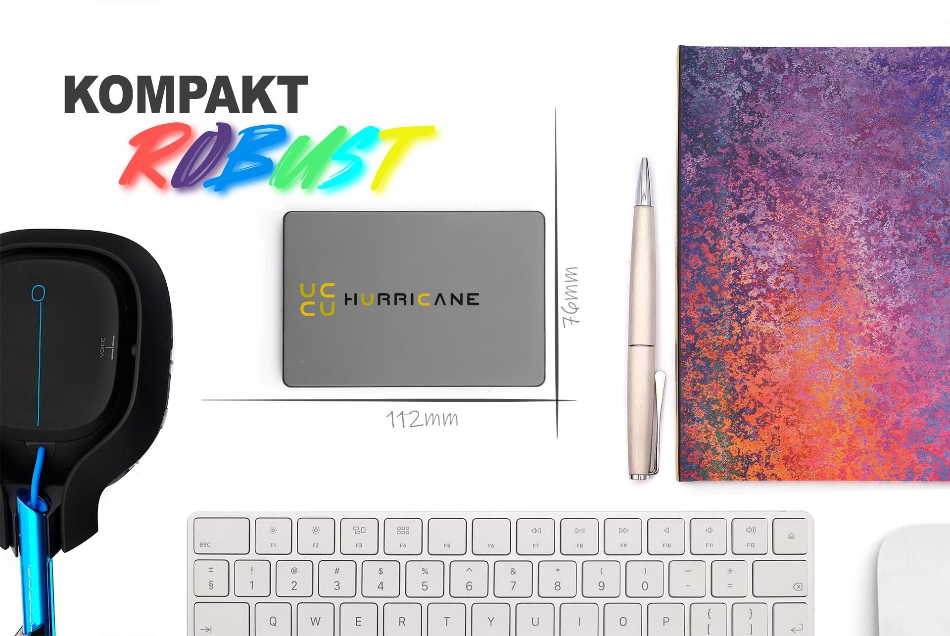 Computerzubehör: SSD, Stift, Notizbuch, Tastatur und Maus auf weißer Oberfläche, mit Text.