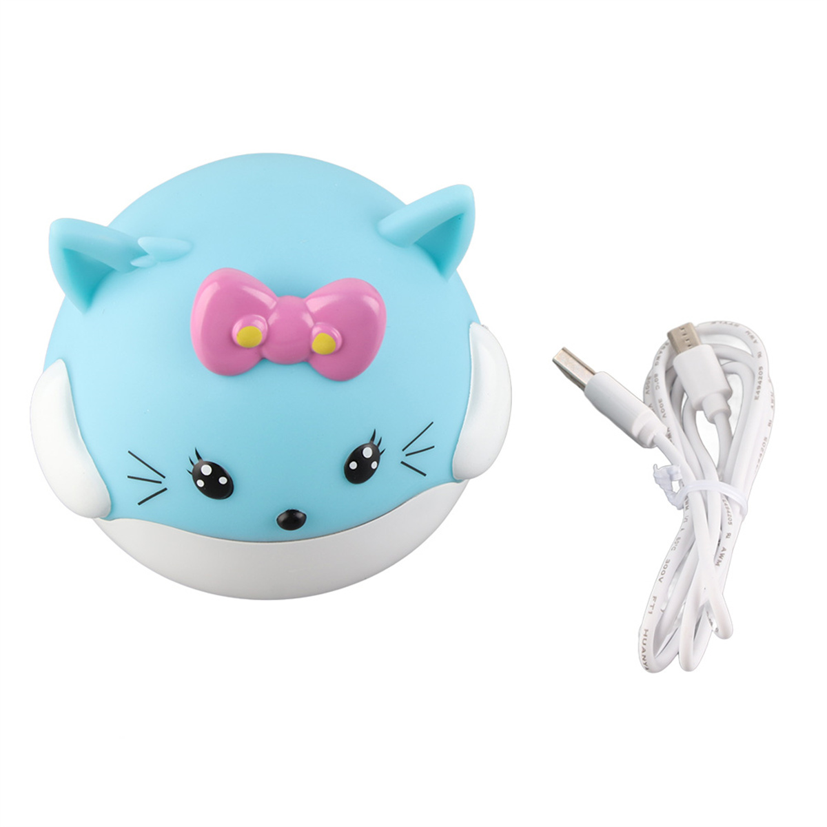 Blaues katzenförmiges Nachtlicht mit rosa Schleife, weißes USB-Kabel. Weißer Hintergrund.