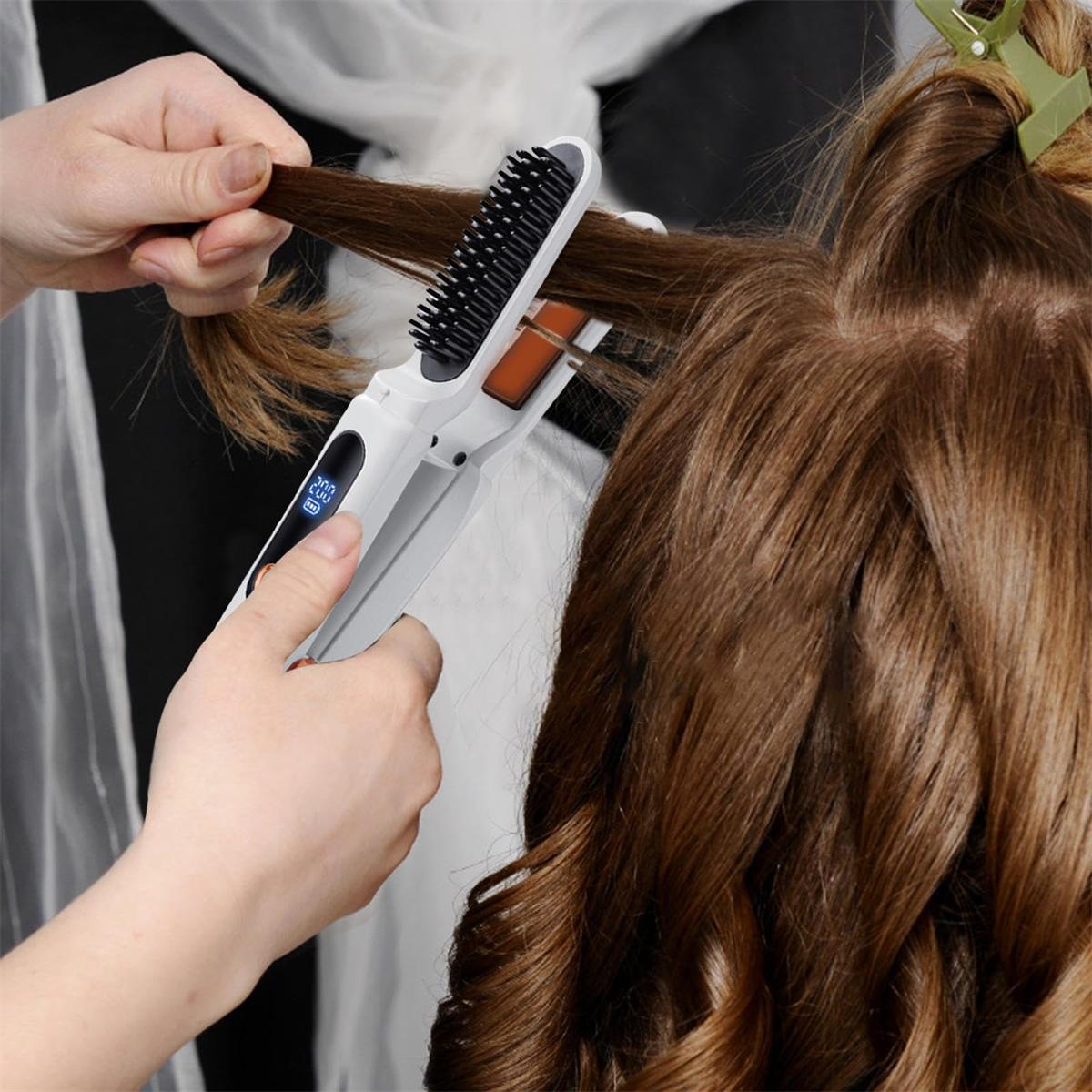 Hände, die Haare mit einem weißen und schwarzen Lockenstab locken, Nahaufnahme.