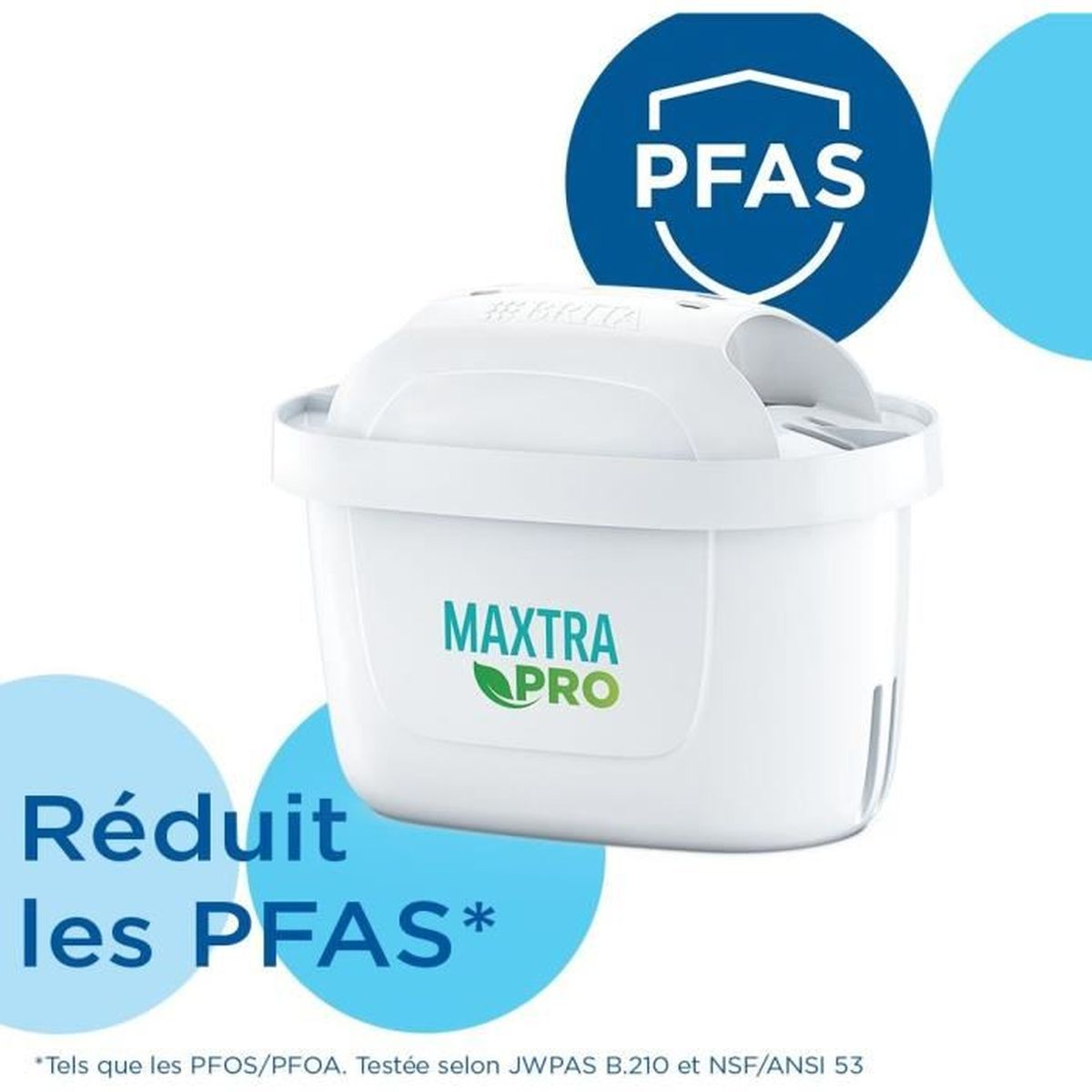 Eine weiße Wasserfilterkartusche mit dem Text 'MAKTRA PRO'. Ein blauer Kreis mit 'PFAS' Text ist oben rechts.