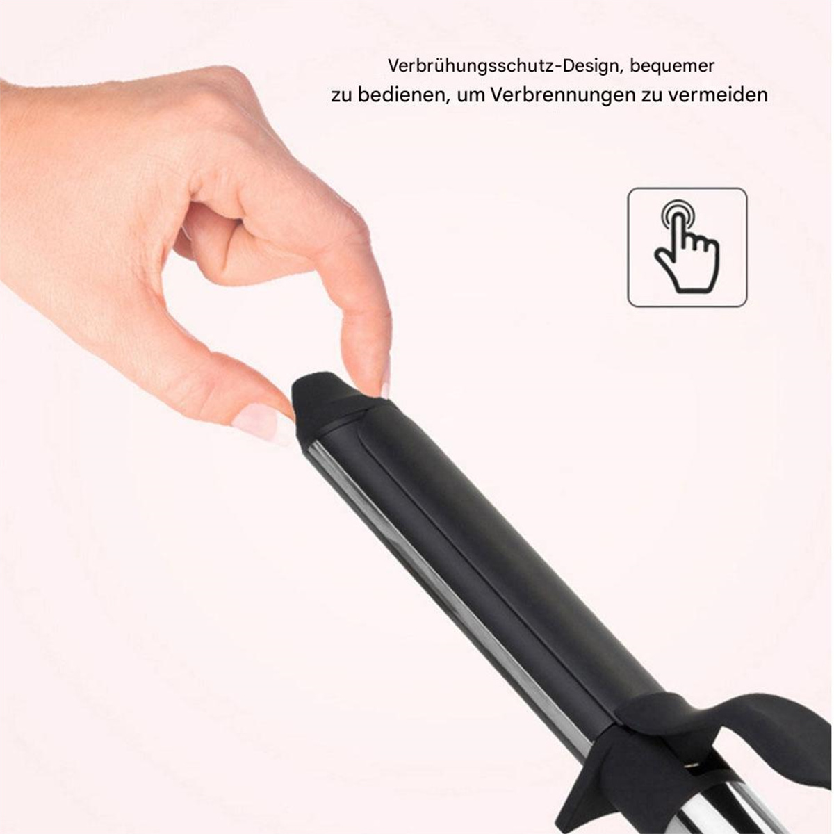 Eine Hand berührt einen schwarzen Lockenstab vor weißem Hintergrund, um die sichere Verwendung zu demonstrieren.
