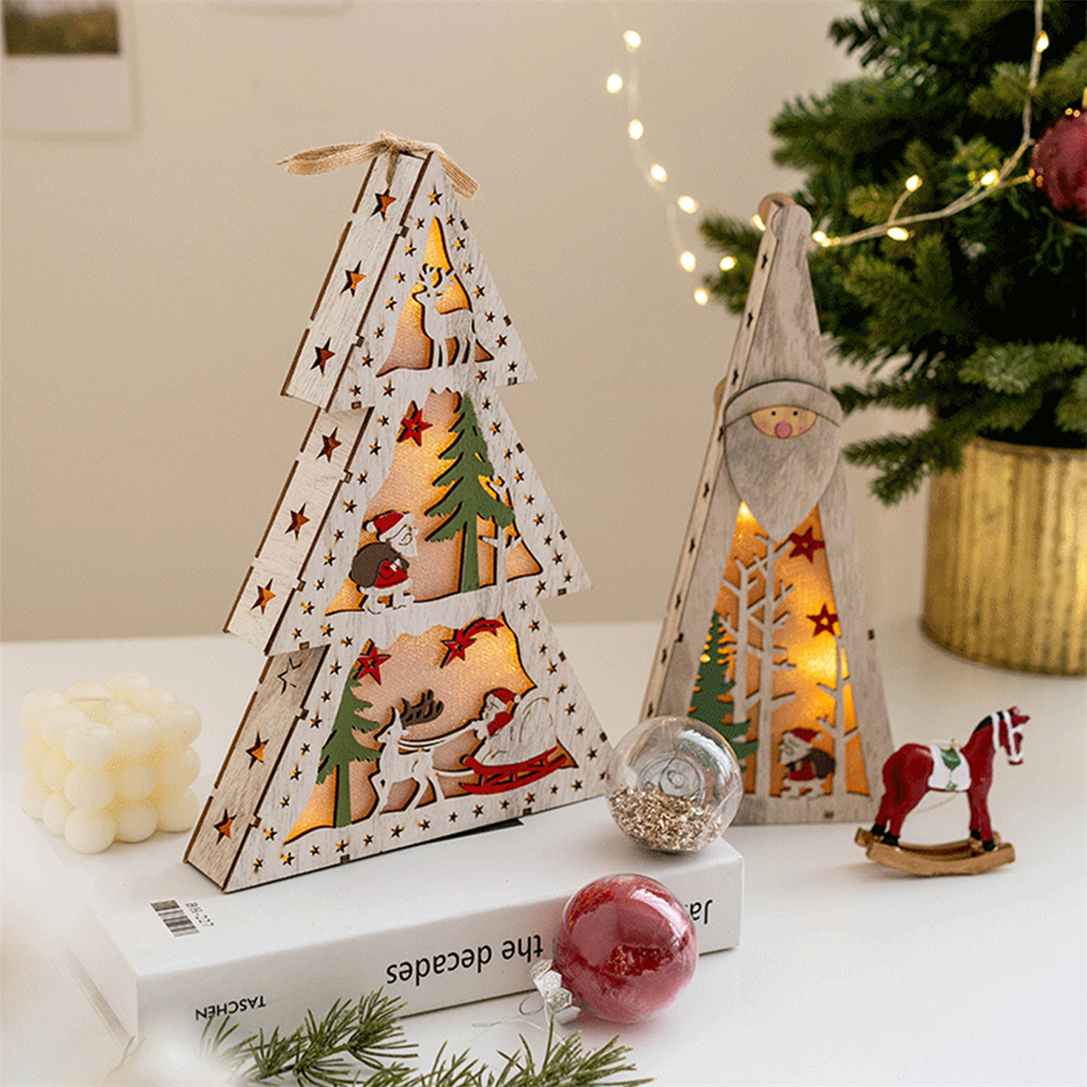 Weihnachtsbaumdekorationen auf weißer Oberfläche.
