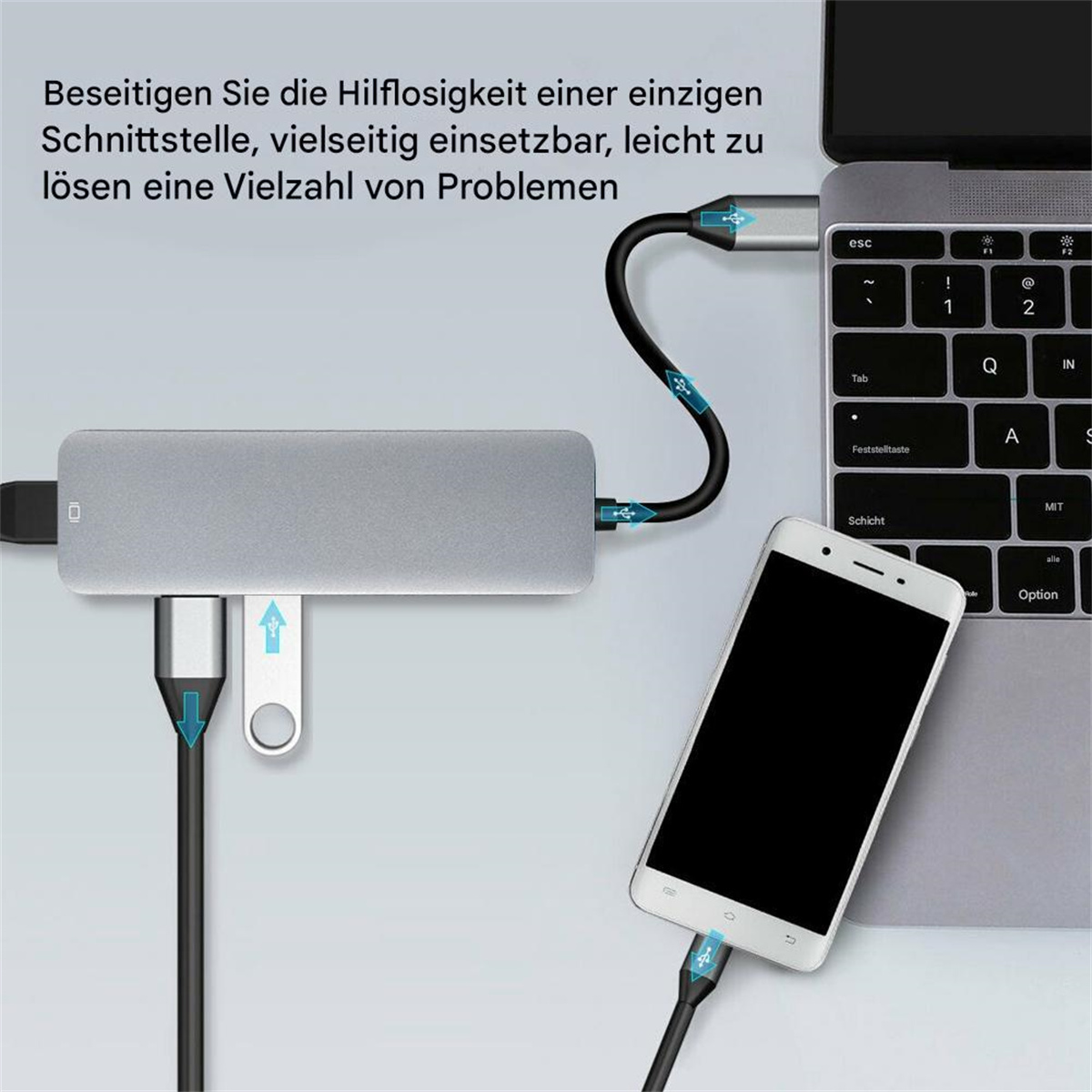 Laptop, der mit einem silbernen Hub mit verschiedenen Anschlüssen verbunden ist. Ein Telefon ist mit dem Hub verbunden.