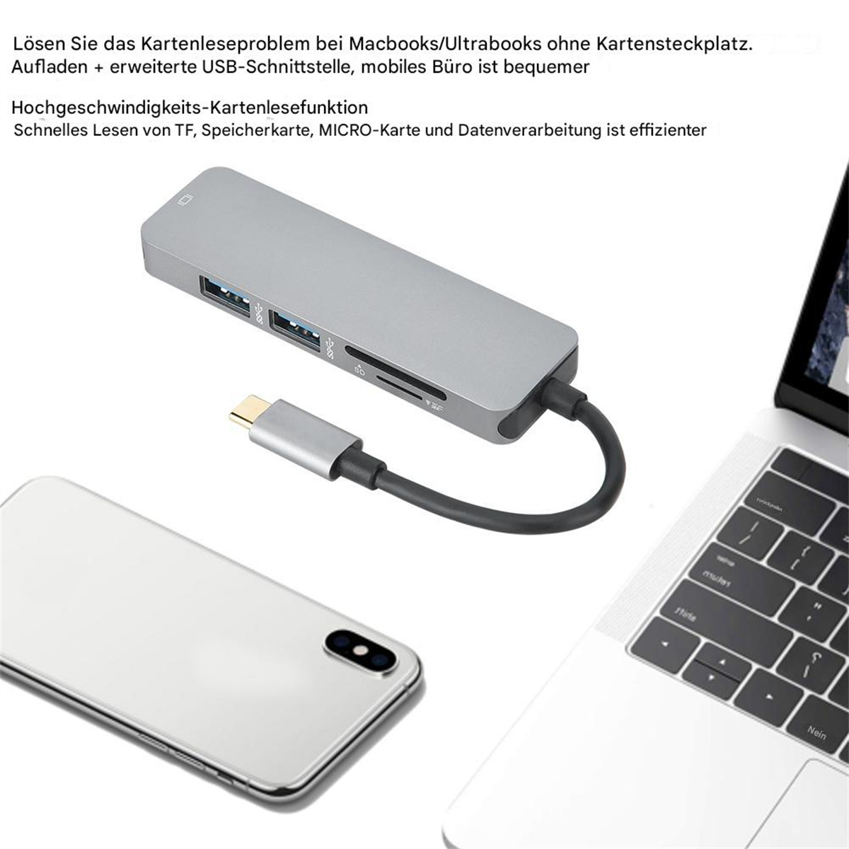 Silberner USB-Hub mit Anschlüssen, verbunden mit Telefon und Laptop. Text auf Deutsch beschreibt es.