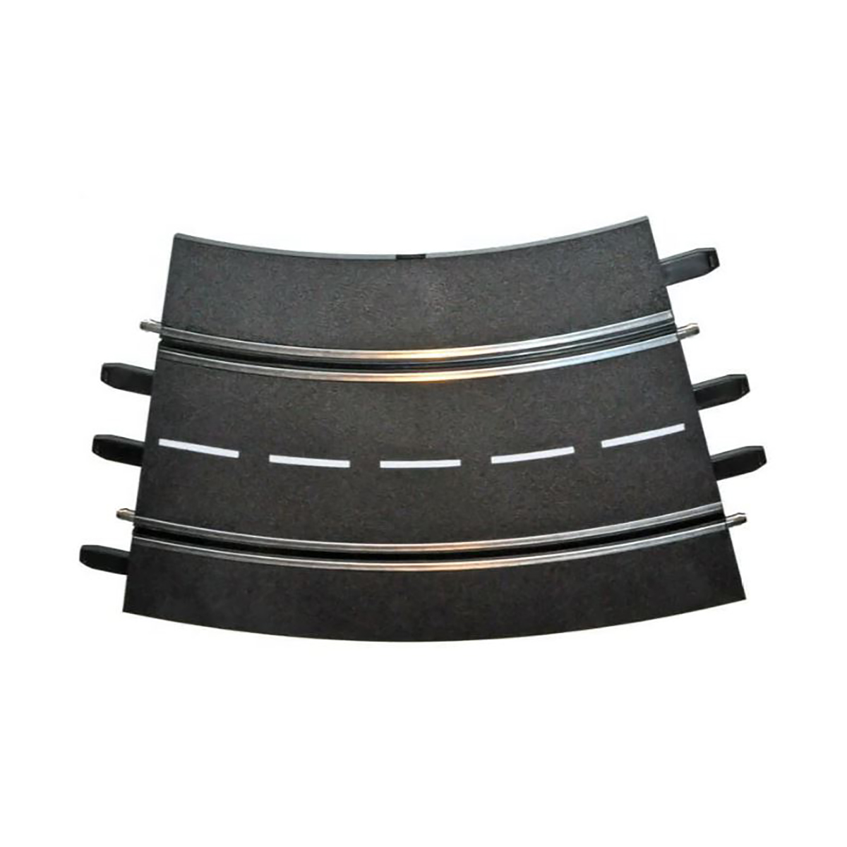 Sezione curva di pista per auto nera. Segnaletica bianca e binari metallici. Sfondo bianco.