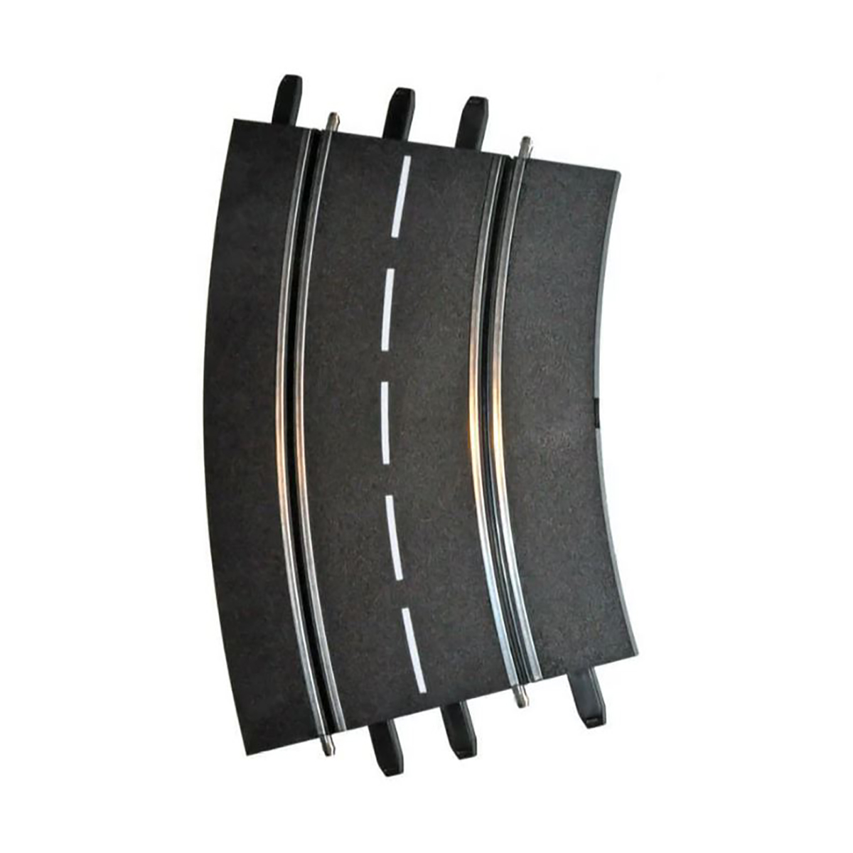 Una pista a fessura curva con un design stradale e binari argentati su sfondo bianco.