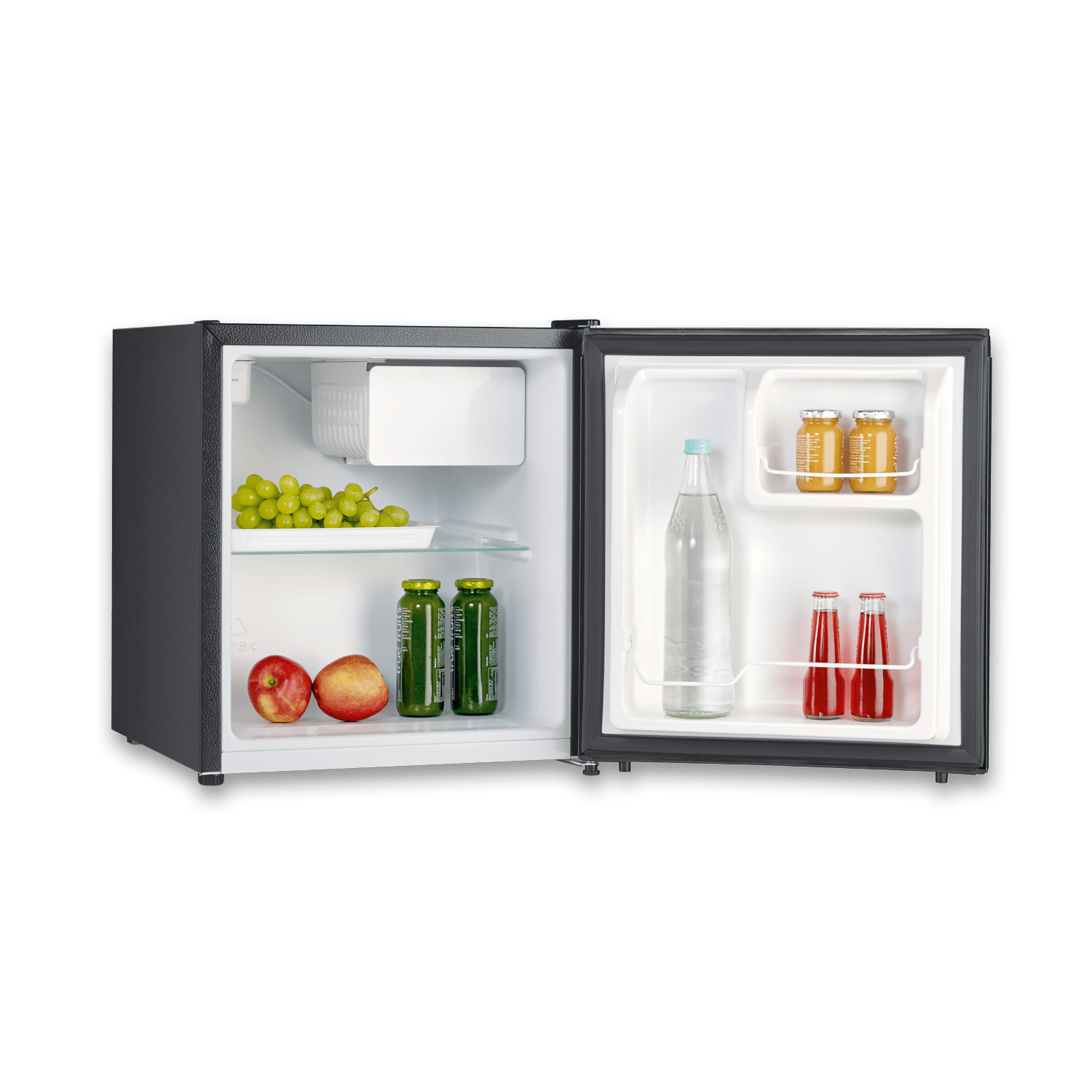 Ein Mini-Kühlschrank mit offener Tür, der Früchte, Getränke und Regale zeigt.