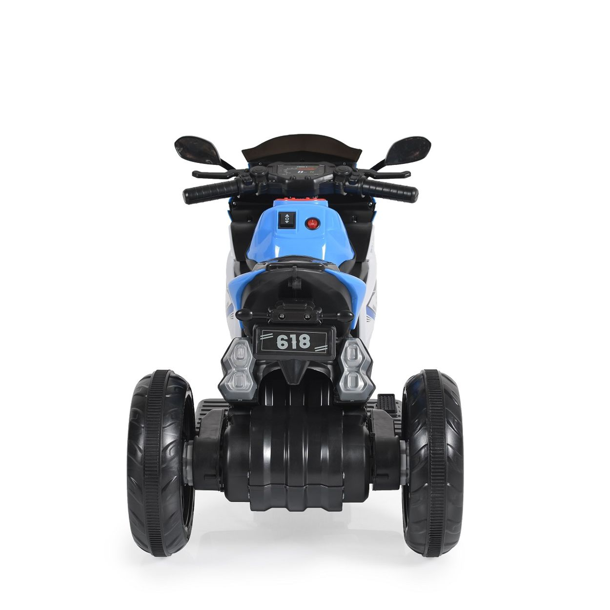 Ein blaues und schwarzes Spielzeugmotorrad mit drei Rädern, mit schwarzem Hintergrund.