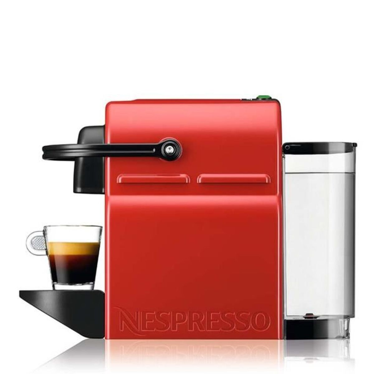 Cafetera Nespresso roja con una taza de café y un recipiente de agua.