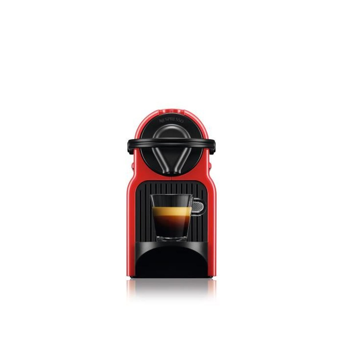 Una máquina Nespresso roja con una taza de espresso de vidrio.