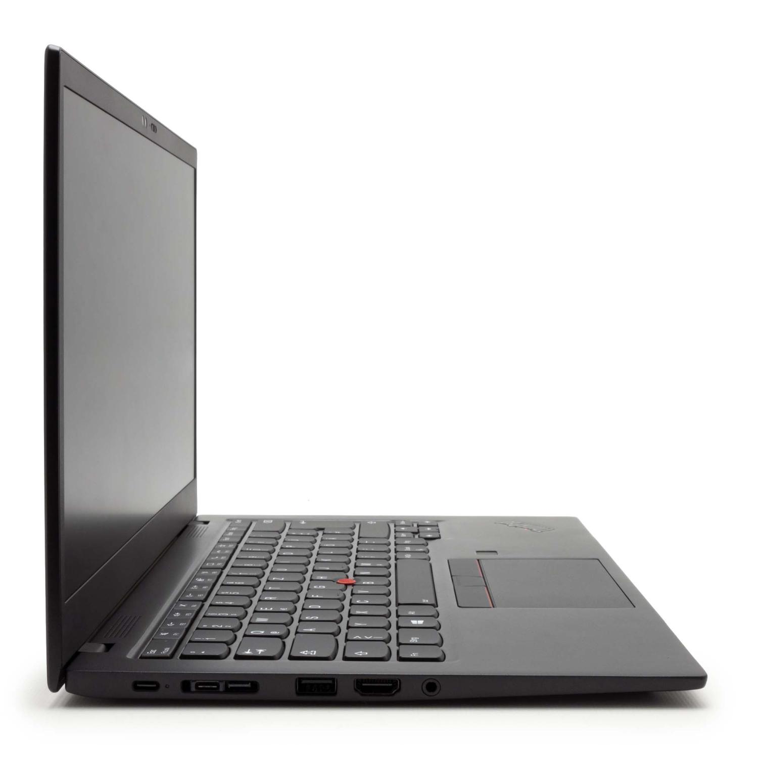 Schwarzer Laptop, angewinkelte Ansicht, geöffnet. Zeigt Tastatur, Trackpad und Bildschirm. Weißer Hintergrund.