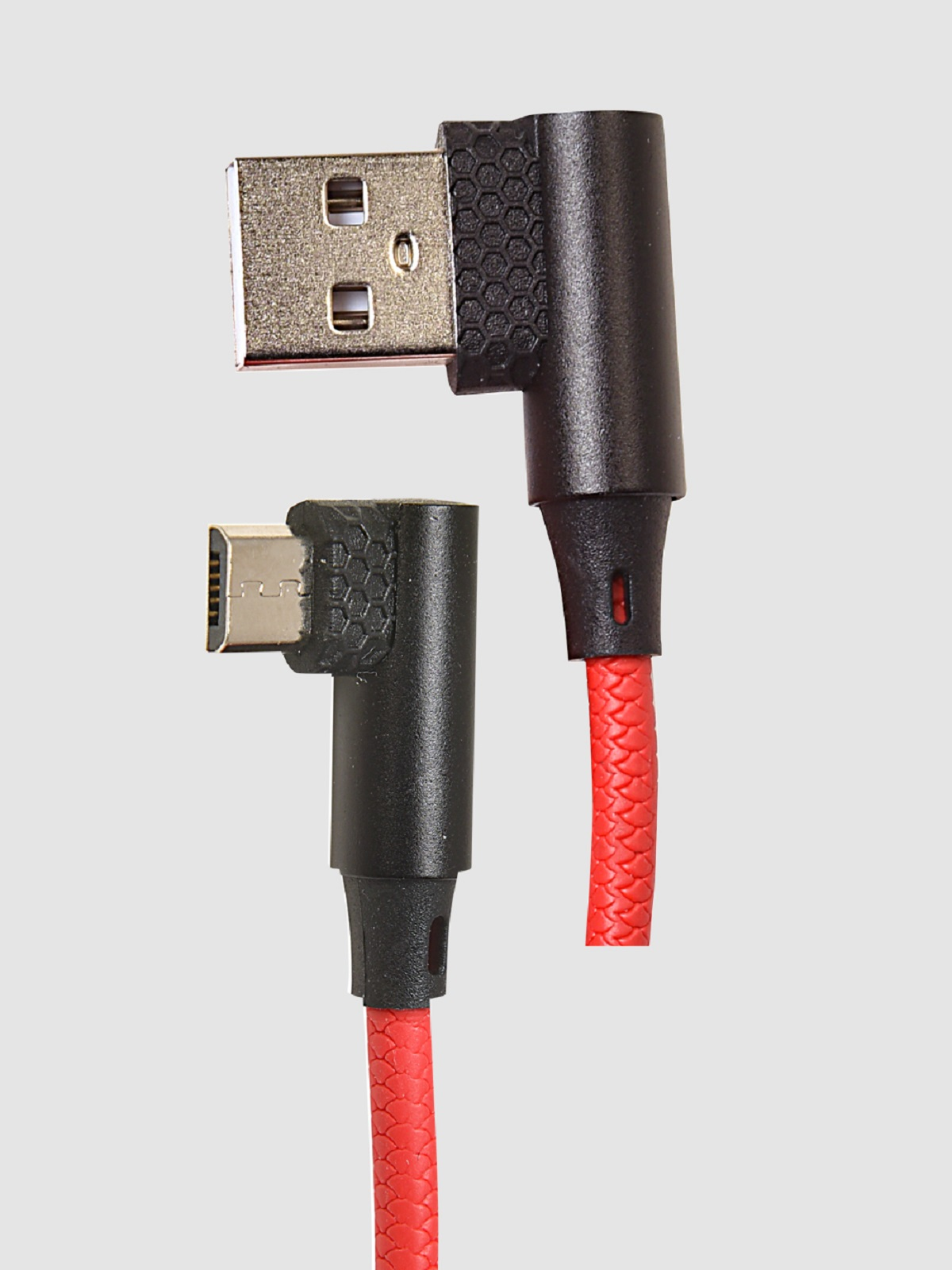 Zwei USB-Kabel. Eines ist USB-A, das andere ist USB-C. Beide haben rote Kabel und schwarze Stecker.