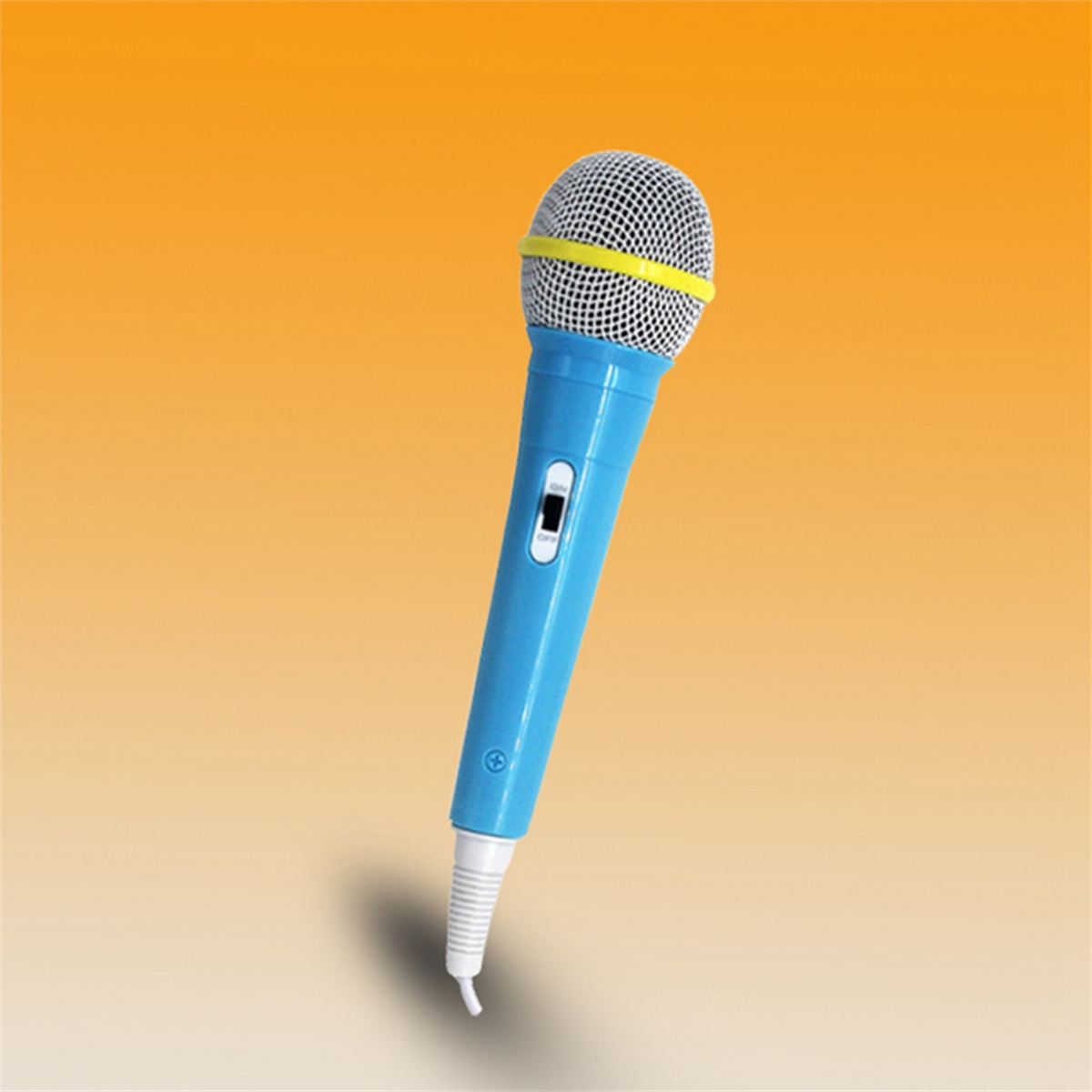 Blaues Mikrofon mit gelbem Band und weißem Kabel. Vor einem orange-gelben Farbverlauf.