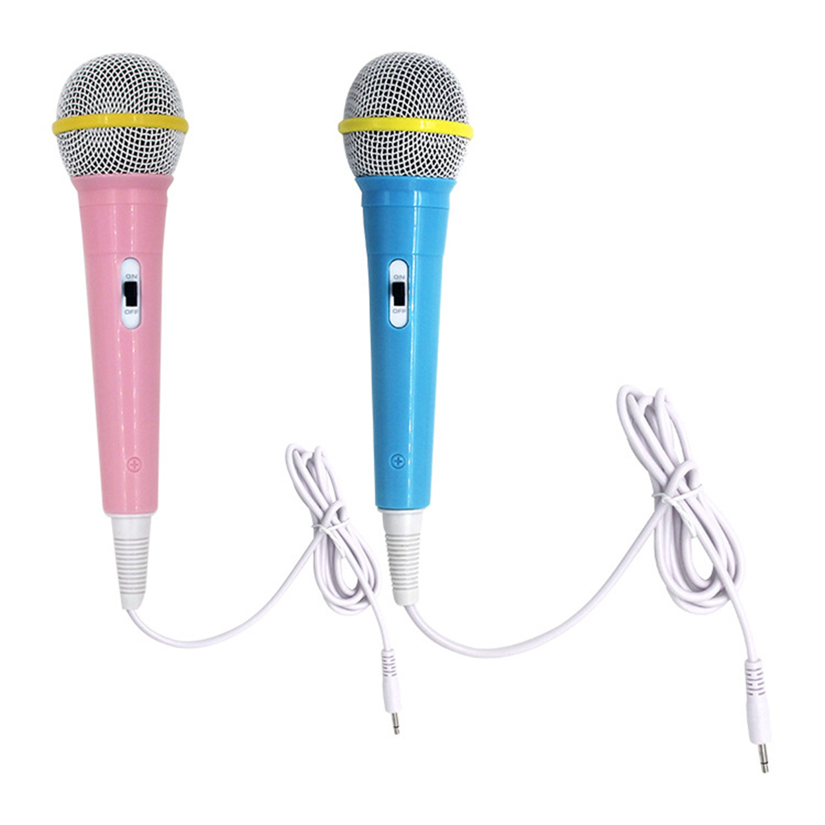 Zwei Spielzeugmikrofone, eines pink und eines blau, mit weißen Kabeln. Die Mikrofone haben Netzkappen und gelbe Ränder.