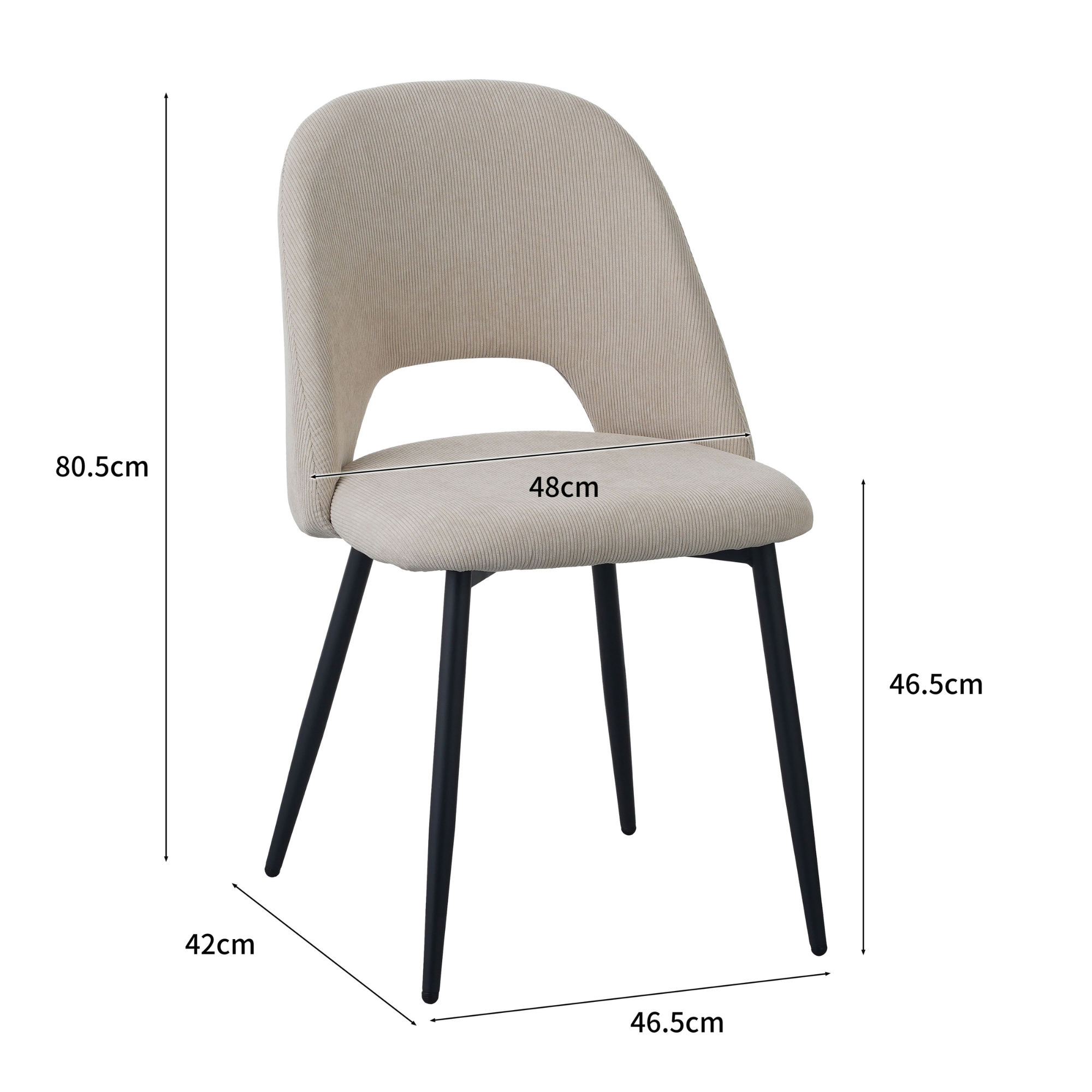 Beiger Stuhl mit schwarzen Beinen. Abmessungen angegeben. Weißer Hintergrund.