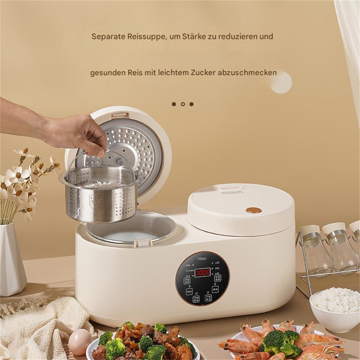 Weißer und cremefarbener Reiskocher mit Essen und Text. Brauner und beiger Hintergrund.
