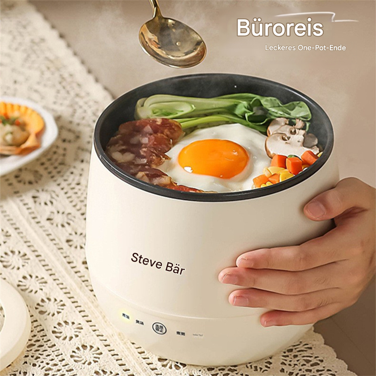 One-Pot-Gericht in einem weißen Elektrokocher.