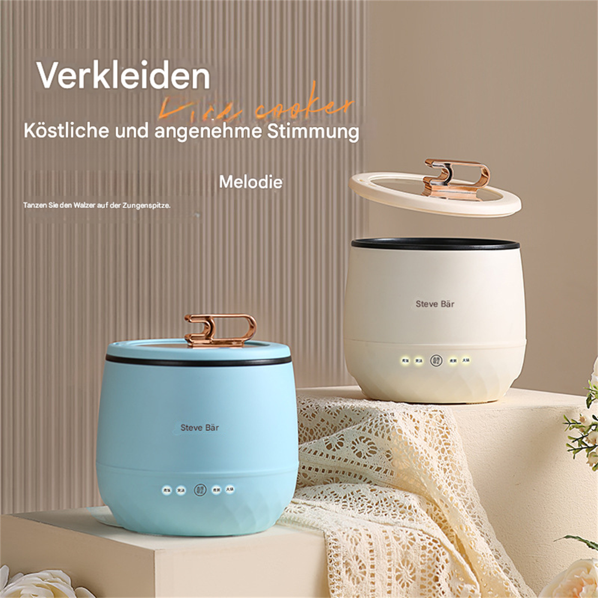 Zwei kleine blaue und weiße Elektrokocher, einer offen, auf einem weißen Tisch.