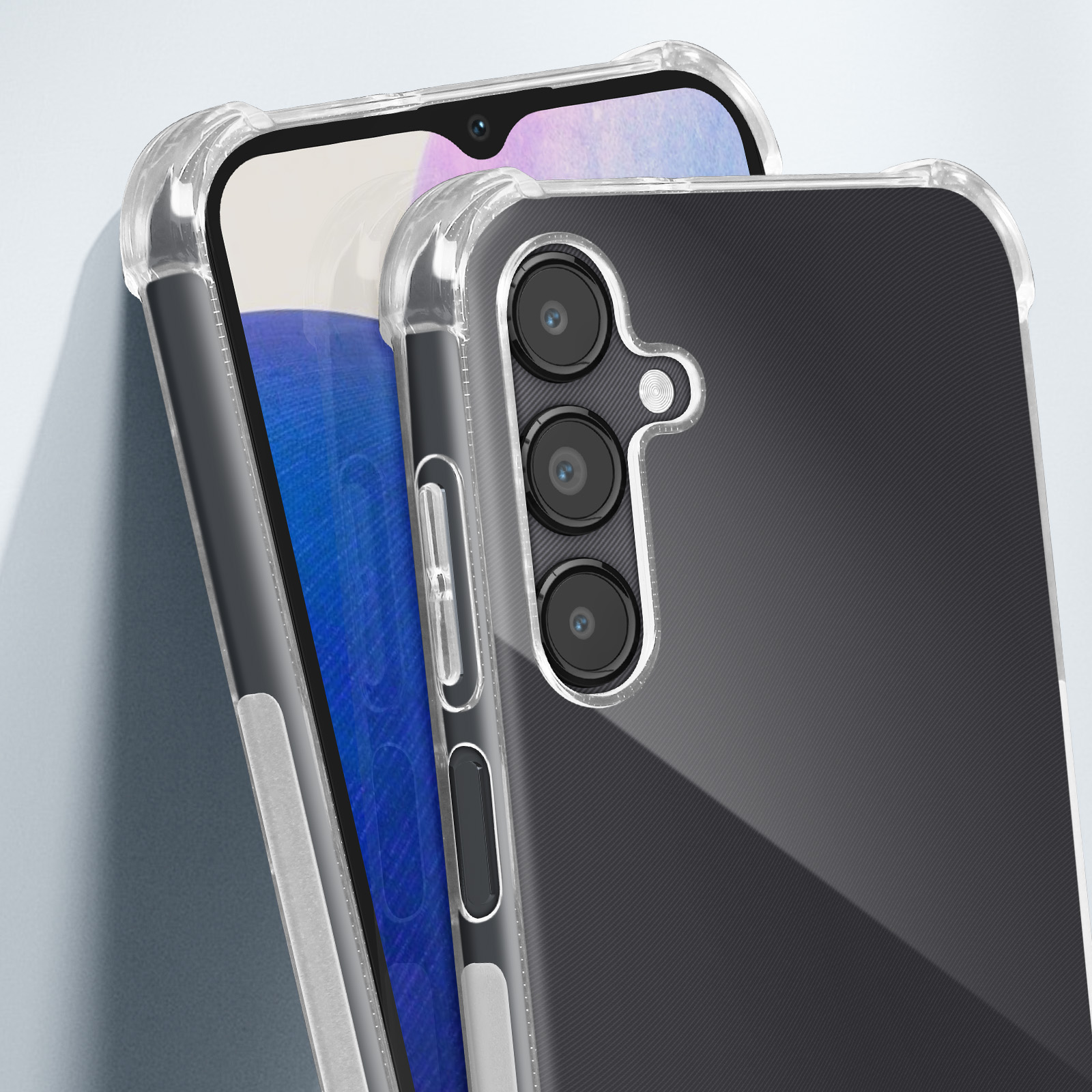 Gros plan sur deux téléphones dans des étuis transparents, un avec trois caméras.