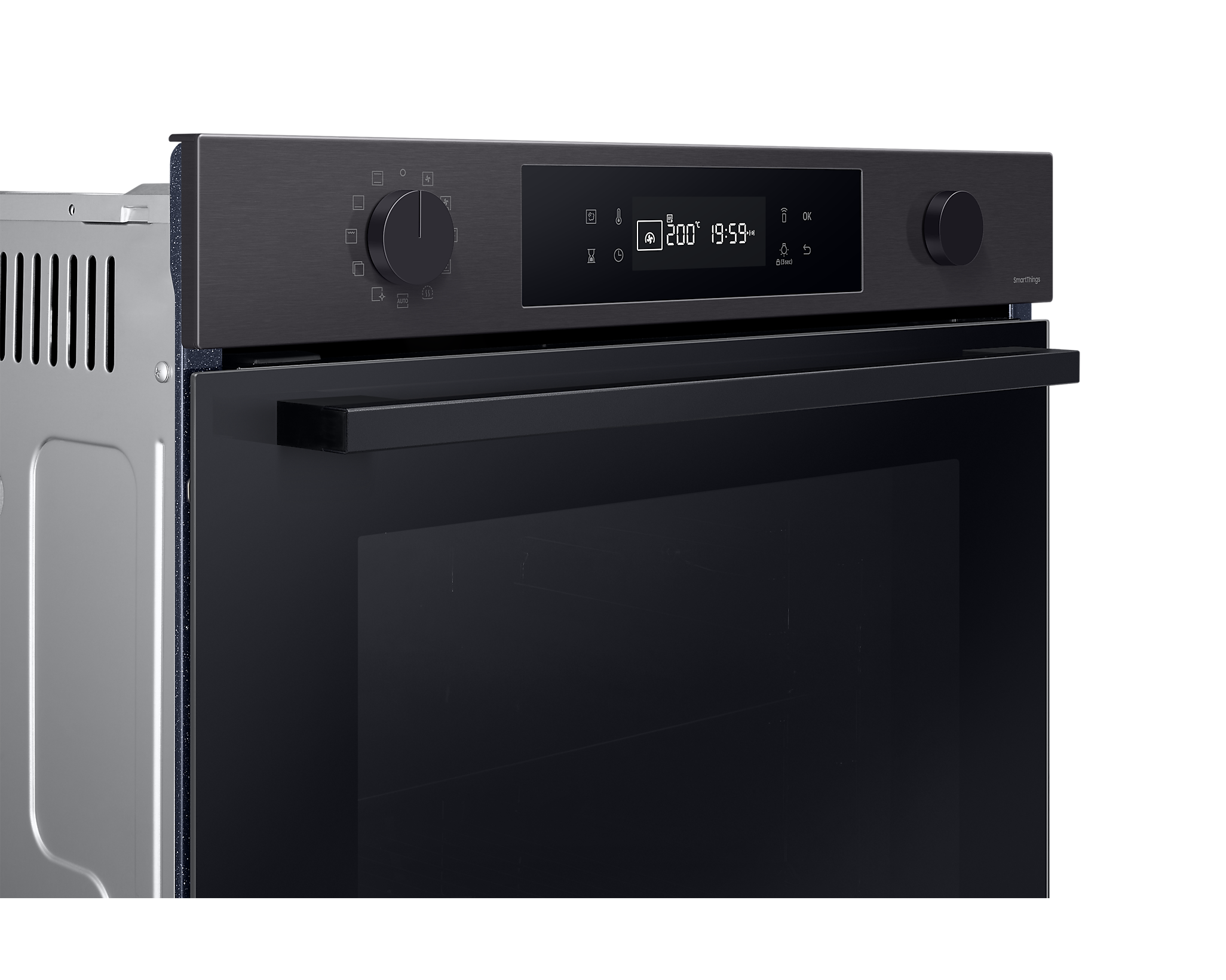 Primo piano di un pannello di controllo del forno nero. Il display mostra le impostazioni di ora e temperatura.