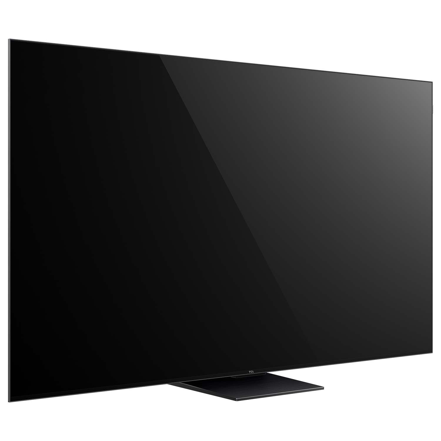 Een zwarte tv op een standaard, schuin geplaatst om het scherm te tonen.