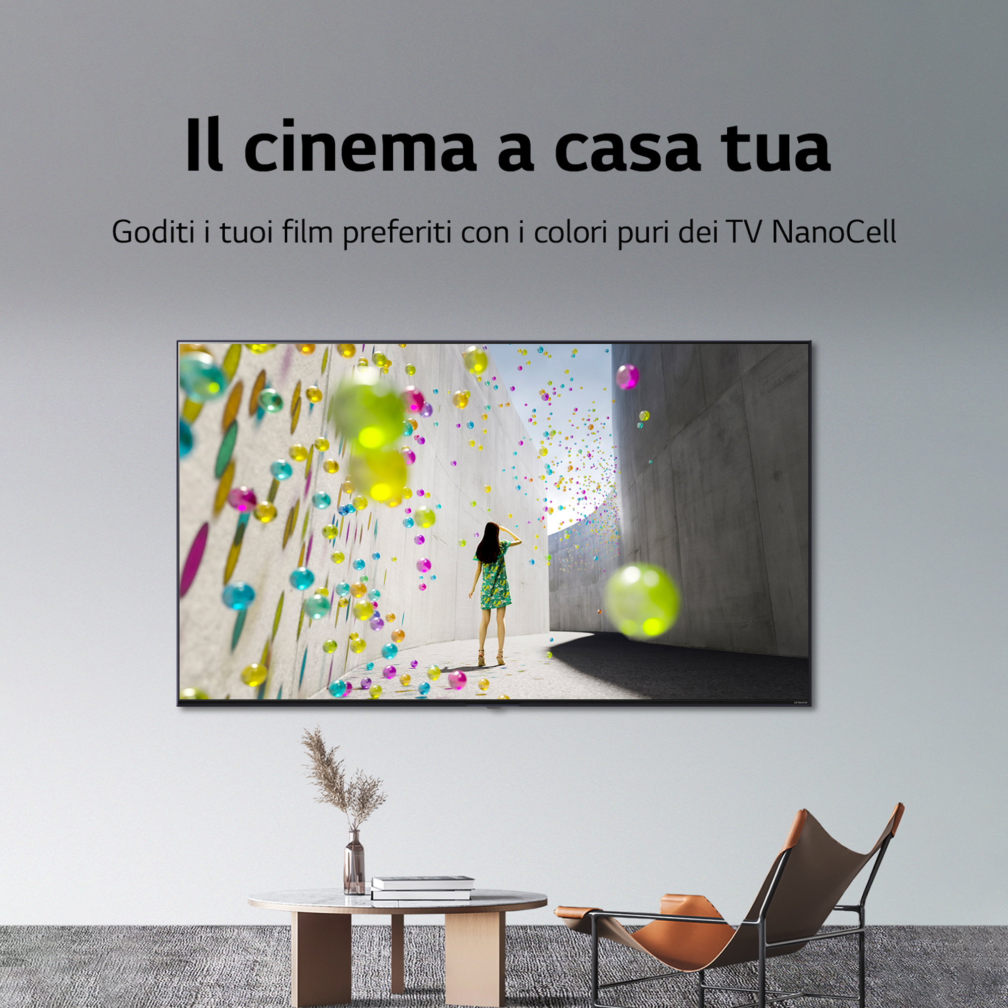 Un moderno soggiorno con un televisore LG NanoCell che mostra una scena vibrante, un vaso e una sedia in pelle.