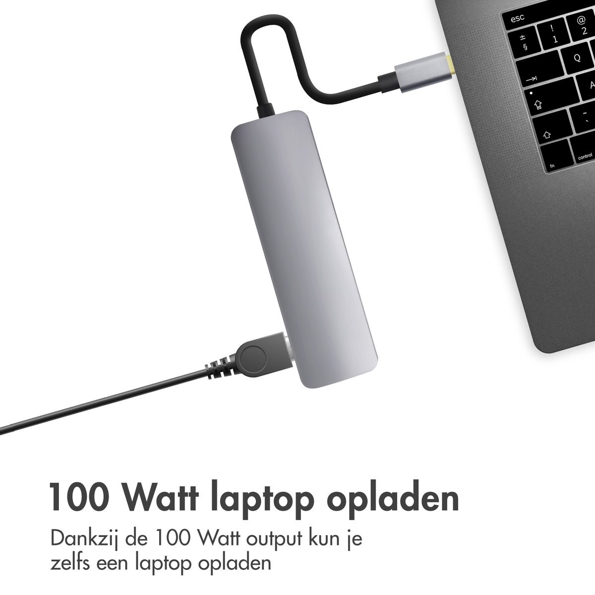 Zilveren USB-C hub verbonden met een laptop, met tekst over 100 Watt opladen.