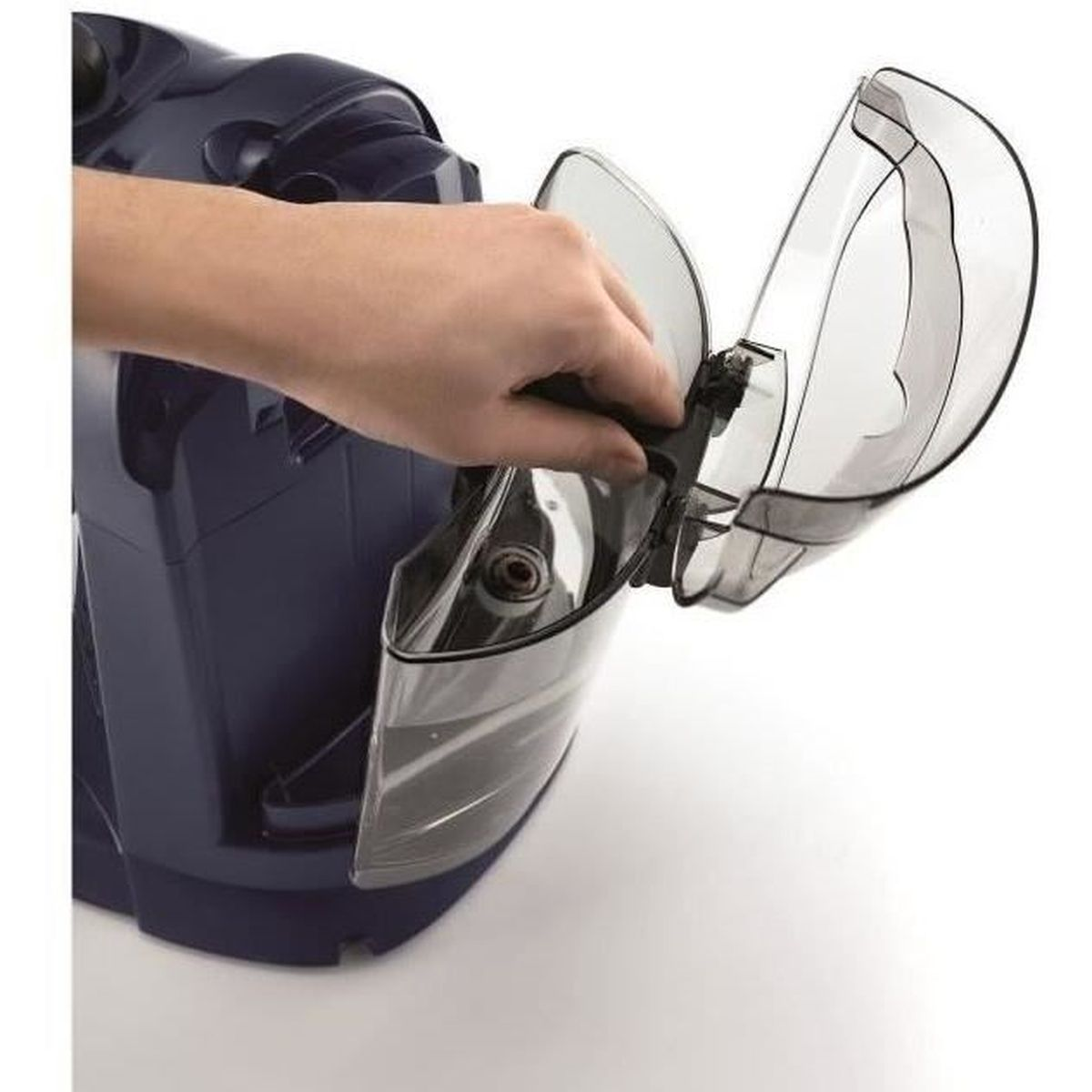 Ręka otwiera pokrywę zbiornika na wodę ciemnoniebieskiego ekspresu do kawy.