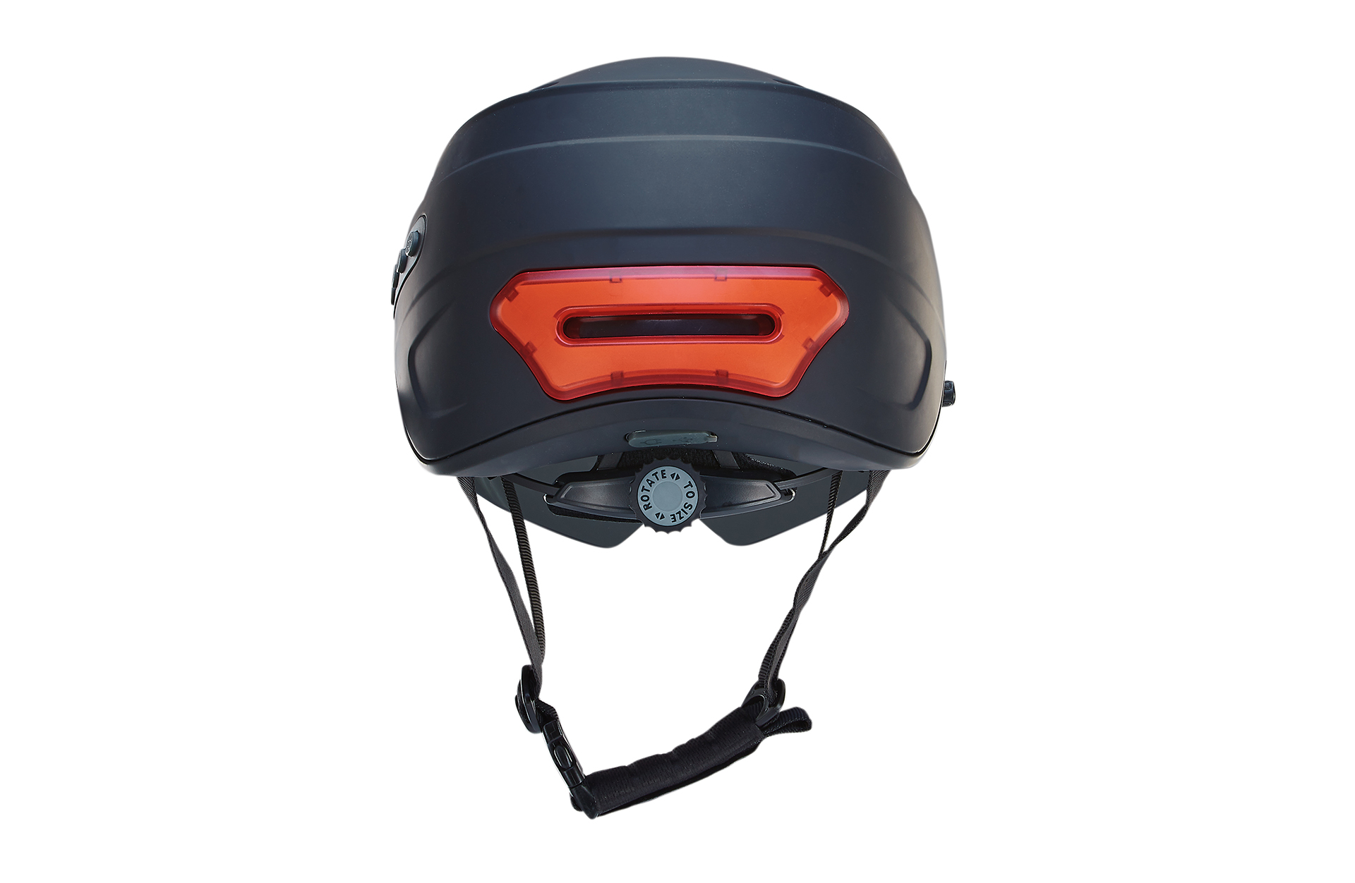 Schwarzer Helm mit rotem Licht hinten. Kinnriemen und Verstellrad sind sichtbar.