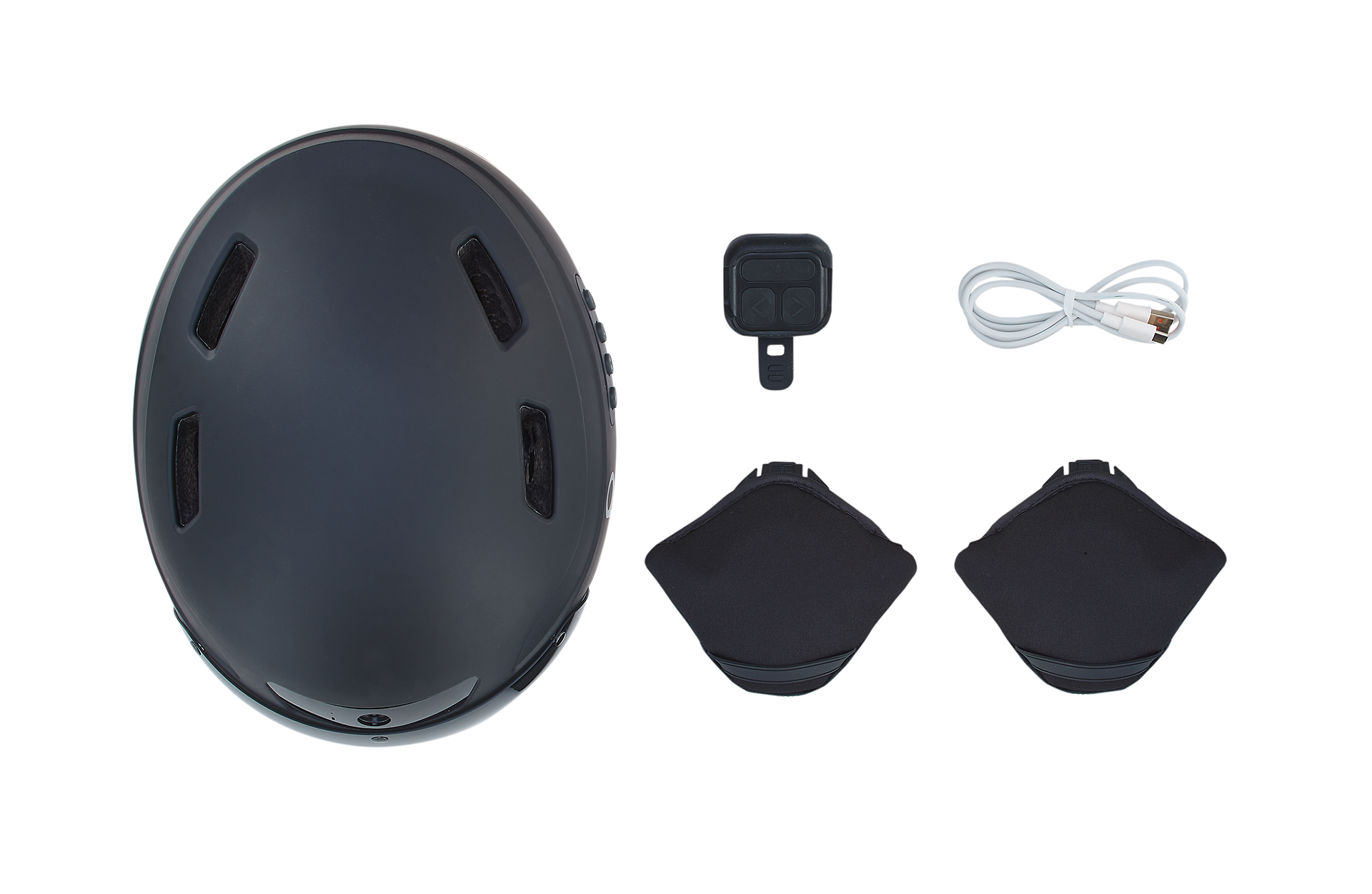 Schwarzer Helm, Fernbedienung, weißes Kabel und Ohrpolster auf weißem Hintergrund.